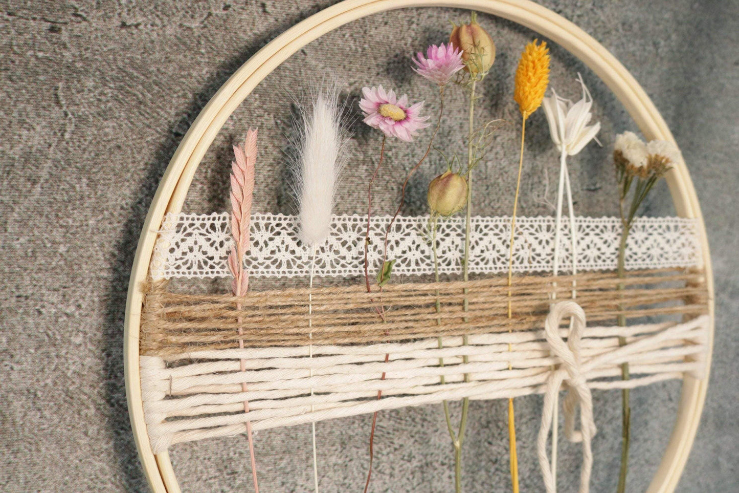 Türkranz Kranz Ring Stickrahmen Gräser Holzring Stickring Stickreif Trockenblumen Natur natürlich Hoop Fensterdeko – handgemacht aus Seiden- und Kunstblumen, langlebig & pflegeleicht von SarahsFlowerStudio