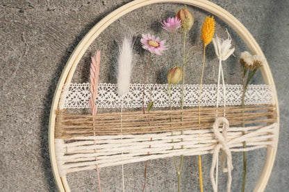 Türkranz Kranz Ring Stickrahmen Gräser Holzring Stickring Stickreif Trockenblumen Natur natürlich Hoop Fensterdeko – handgemacht aus Seiden- und Kunstblumen, langlebig & pflegeleicht von SarahsFlowerStudio