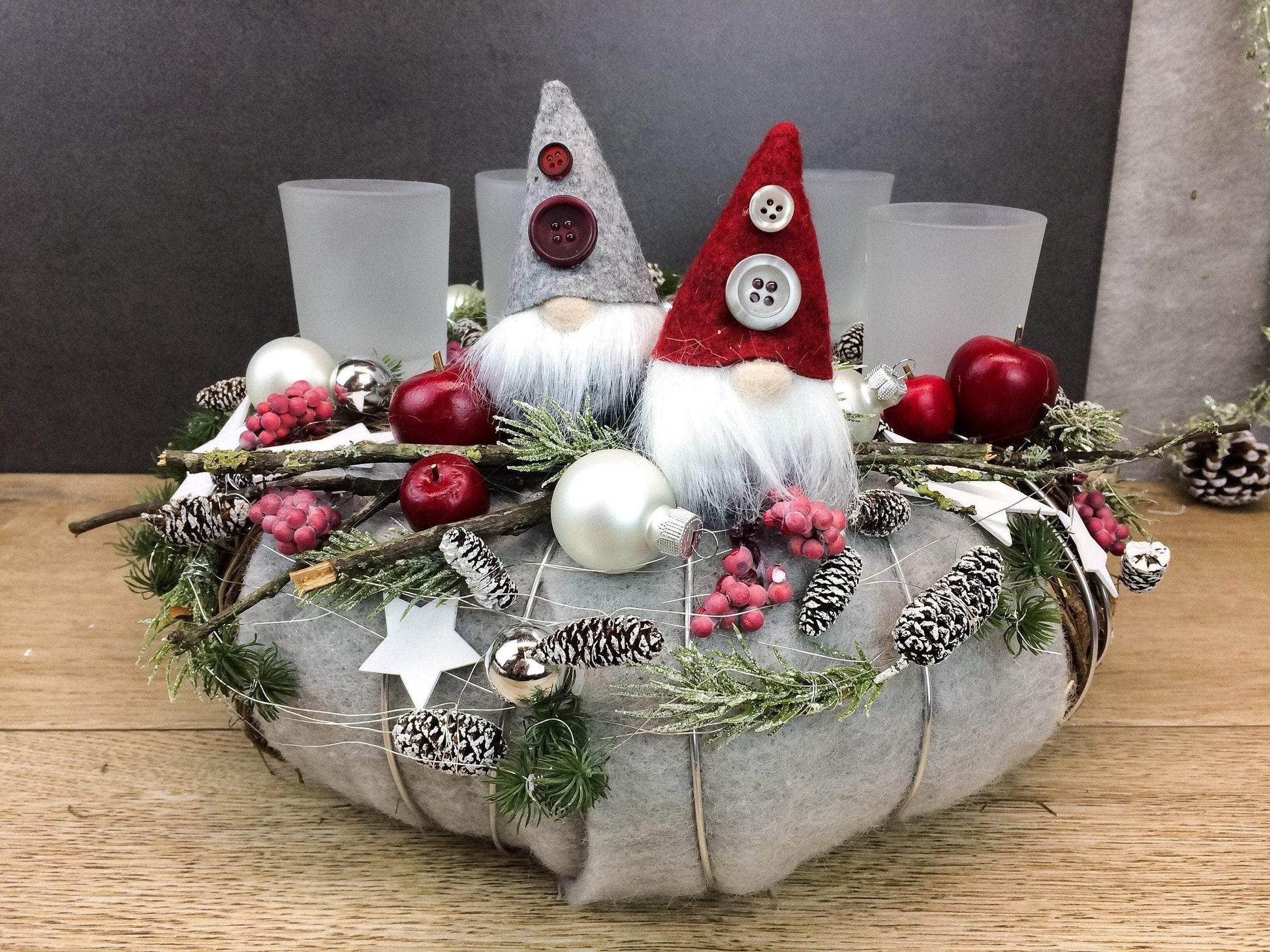 Adventskranz Wichtel Gläser Kugeln Sterne Äpfel Tannen Filz Zapfen Teelichter Draht Silberdraht Rot Grau Silber – handgemacht aus Seiden- und Kunstblumen, langlebig & pflegeleicht von SarahsFlowerStudio