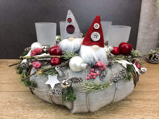 Adventskranz Wichtel Gläser Kugeln Sterne Äpfel Tannen Filz Zapfen Teelichter Draht Silberdraht Rot Grau Silber – handgemacht aus Seiden- und Kunstblumen, langlebig & pflegeleicht von SarahsFlowerStudio