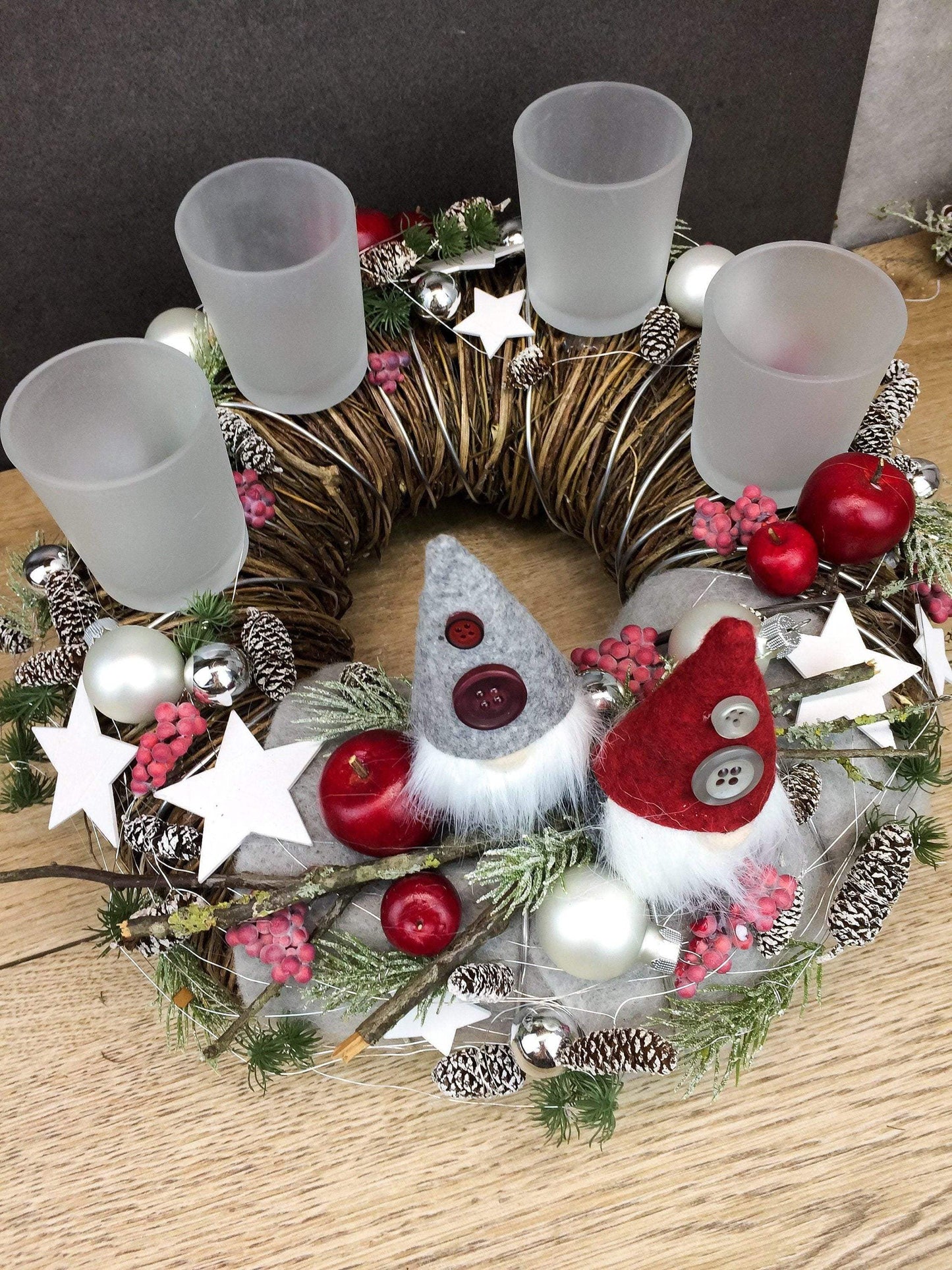 Adventskranz Wichtel Gläser Kugeln Sterne Äpfel Tannen Filz Zapfen Teelichter Draht Silberdraht Rot Grau Silber – handgemacht aus Seiden- und Kunstblumen, langlebig & pflegeleicht von SarahsFlowerStudio