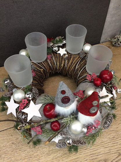 Adventskranz Wichtel Gläser Kugeln Sterne Äpfel Tannen Filz Zapfen Teelichter Draht Silberdraht Rot Grau Silber – handgemacht aus Seiden- und Kunstblumen, langlebig & pflegeleicht von SarahsFlowerStudio