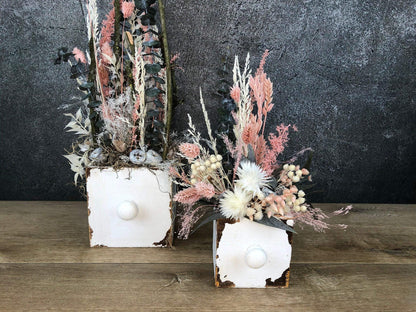 Tischdeko Blumen Tischgesteck Kerze Schublade Gräser Trockenblumen Trockenmaterial Natur natürlich dried bouquet dried Flowers – handgemacht aus Seiden- und Kunstblumen, langlebig & pflegeleicht von SarahsFlowerStudio