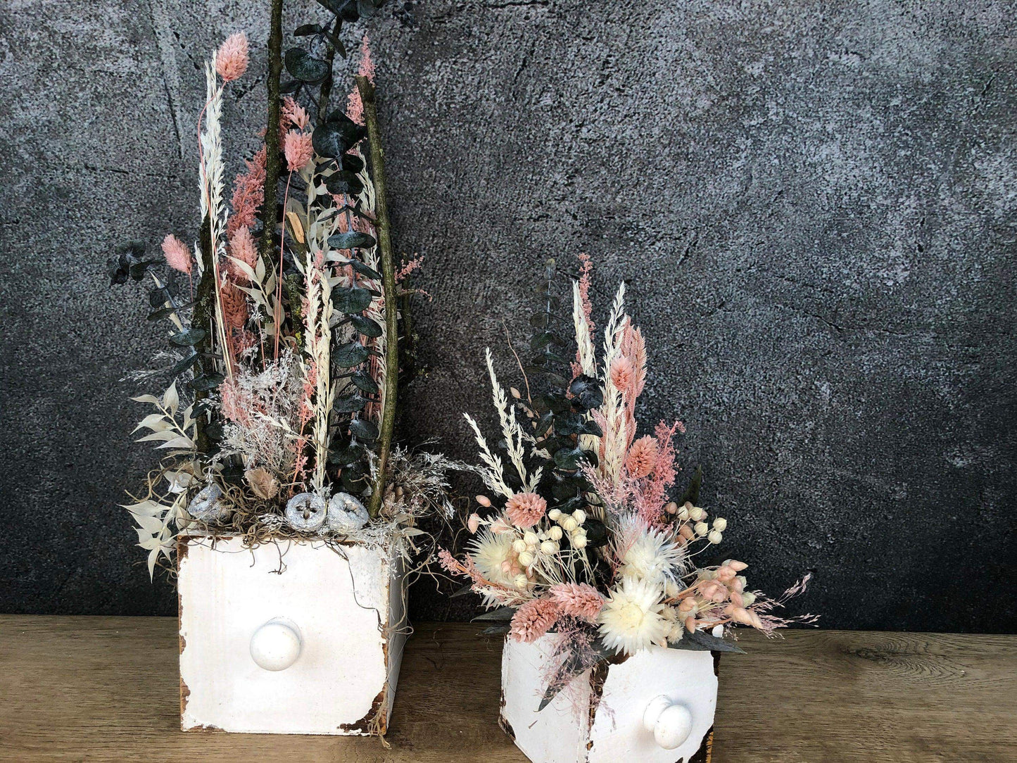 Tischdeko Blumen Tischgesteck Kerze Schublade Gräser Trockenblumen Trockenmaterial Natur natürlich dried bouquet dried Flowers – handgemacht aus Seiden- und Kunstblumen, langlebig & pflegeleicht von SarahsFlowerStudio