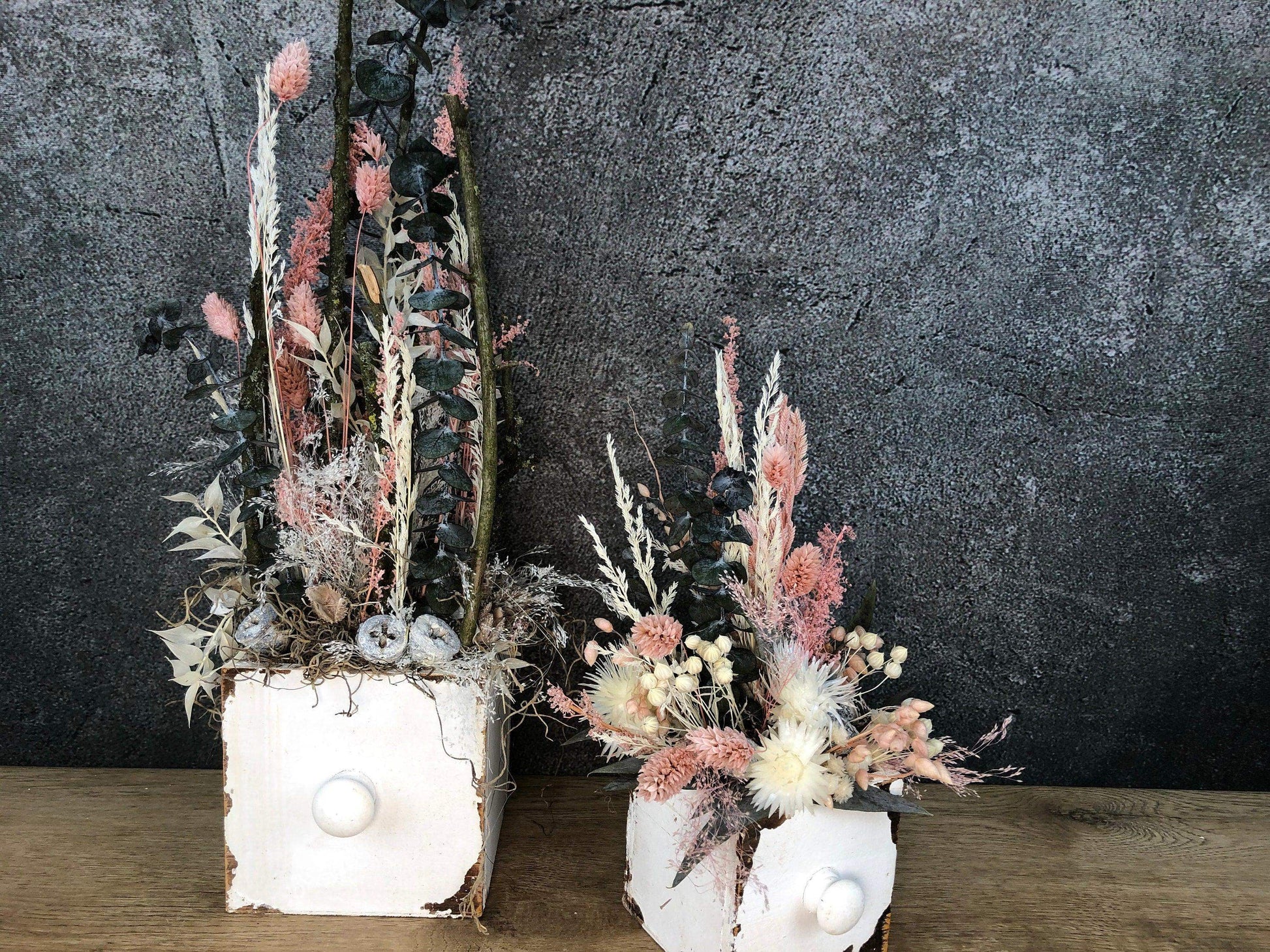 Tischdeko Blumen Tischgesteck Kerze Schublade Gräser Trockenblumen Trockenmaterial Natur natürlich dried bouquet dried Flowers – handgemacht aus Seiden- und Kunstblumen, langlebig & pflegeleicht von SarahsFlowerStudio