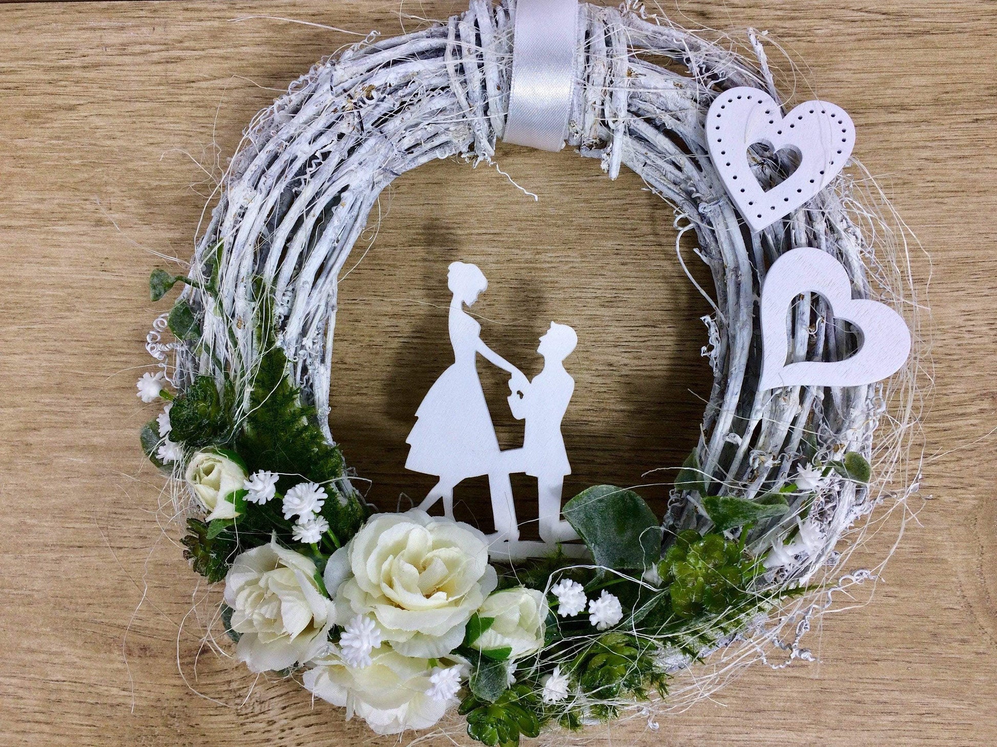 Türkranz 20cm Türdeko Türschmuck Hochzeit Rosen Schleierkraut Hochzeitspaar Weiß SukkulentenModern ganzjährig Tür Schmuck Herbst – handgemacht aus Seiden- und Kunstblumen, langlebig & pflegeleicht von SarahsFlowerStudio