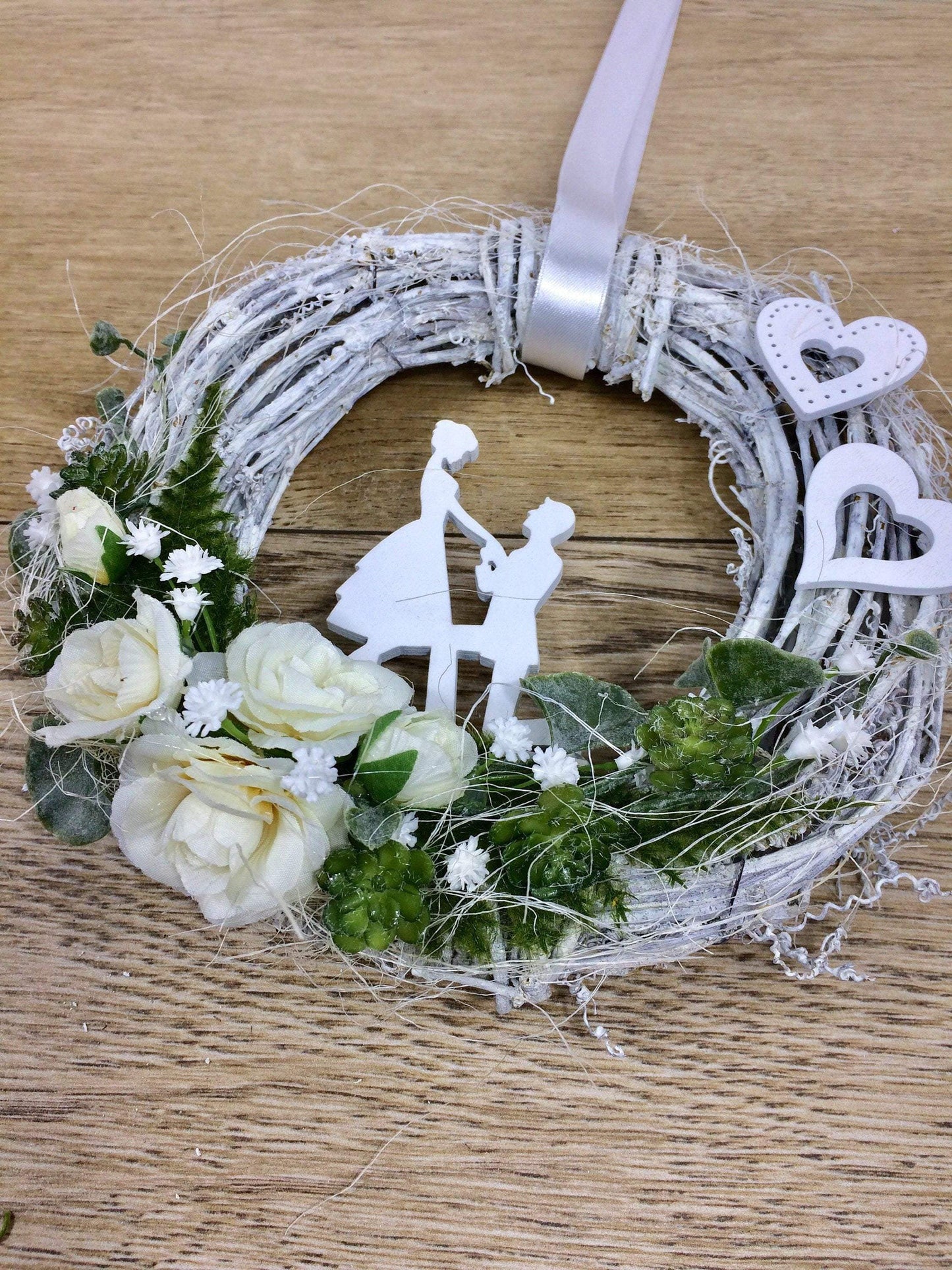 Türkranz 20cm Türdeko Türschmuck Hochzeit Rosen Schleierkraut Hochzeitspaar Weiß SukkulentenModern ganzjährig Tür Schmuck Herbst – handgemacht aus Seiden- und Kunstblumen, langlebig & pflegeleicht von SarahsFlowerStudio