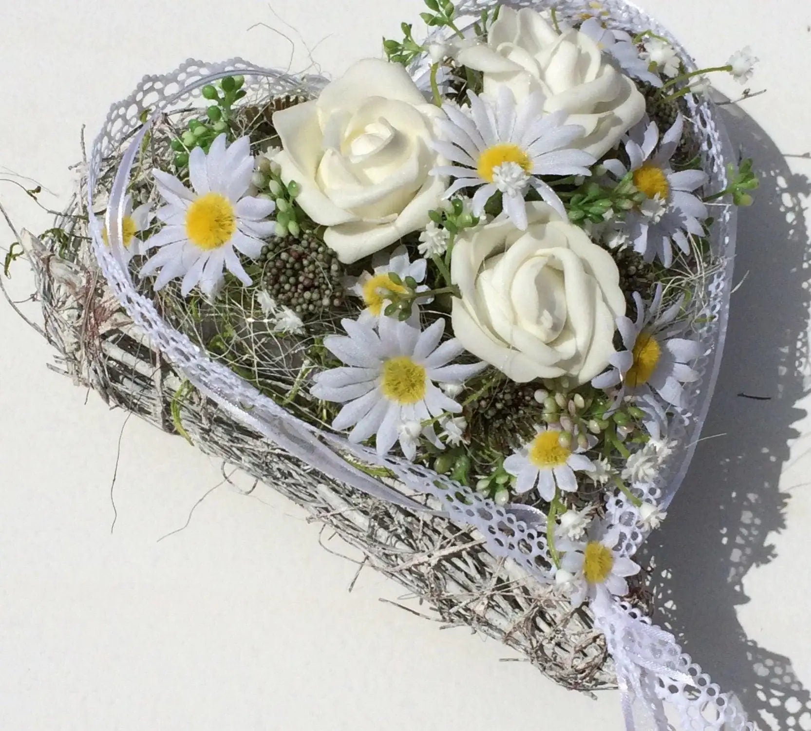 Grabgesteck Grabschmuck Rosen Margaritte Schleierkraut Herz weiß Rebe Grabdeko Grabdekoration – handgemacht aus Seiden- und Kunstblumen, langlebig & pflegeleicht von SarahsFlowerStudio