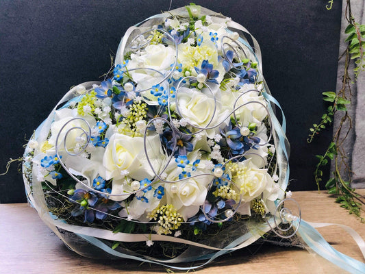 Grabgesteck Grabschmuck Herz Grabdekoration Grabdeko Modern Vergissmeinnicht Draht Perlen Rose Schleierkraut – handgemacht aus Seiden- und Kunstblumen, langlebig & pflegeleicht von SarahsFlowerStudio
