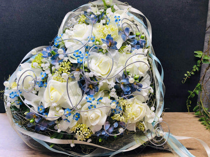 Grabgesteck Grabschmuck Herz Grabdekoration Grabdeko Modern Vergissmeinnicht Draht Perlen Rose Schleierkraut – handgemacht aus Seiden- und Kunstblumen, langlebig & pflegeleicht von SarahsFlowerStudio