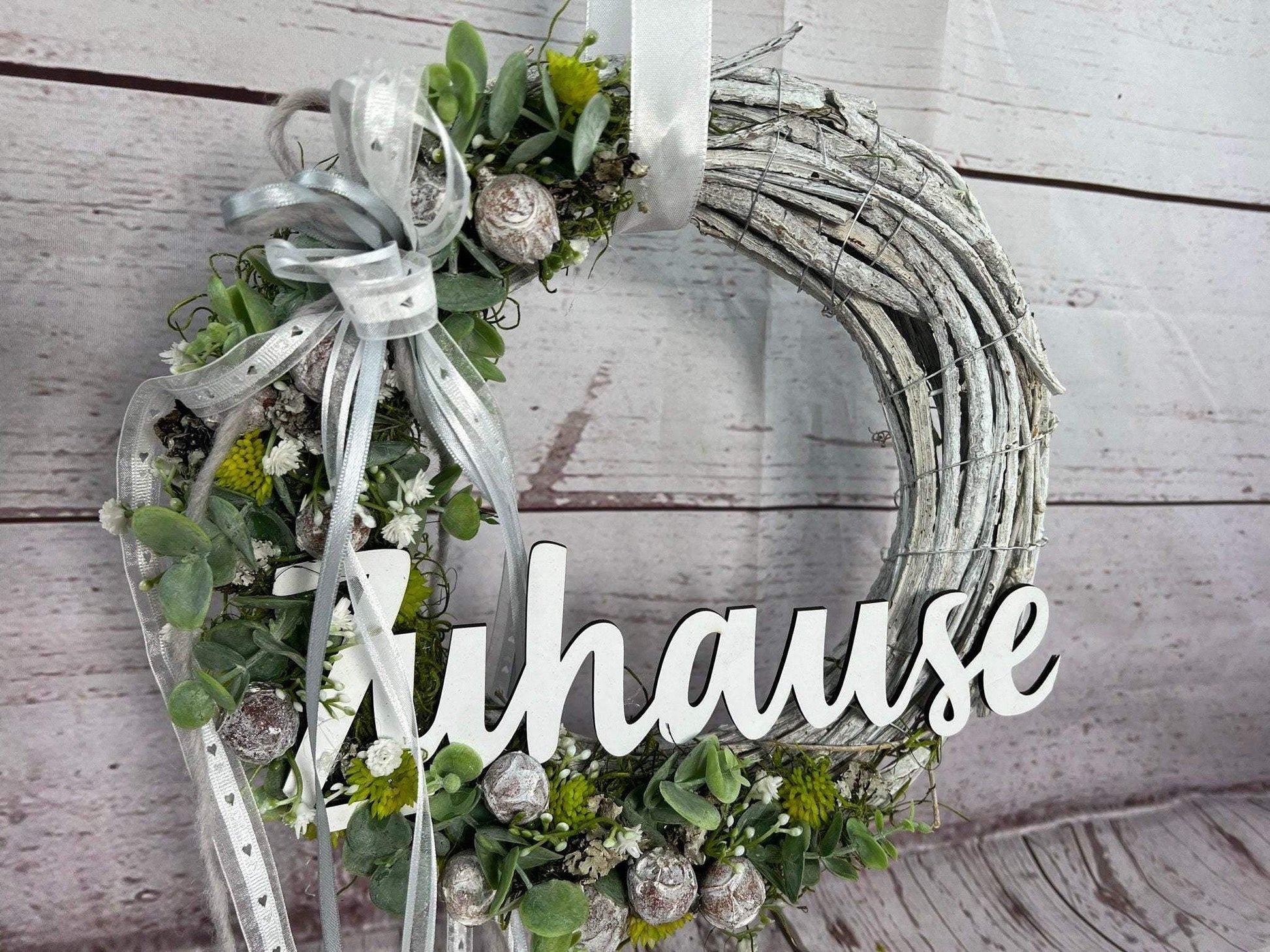 Türkranz Türdeko Türschmuck Frühling Schriftzug Zuhause Modern Tür Schmuck Eukalyptus – handgemacht aus Seiden- und Kunstblumen, langlebig & pflegeleicht von SarahsFlowerStudio