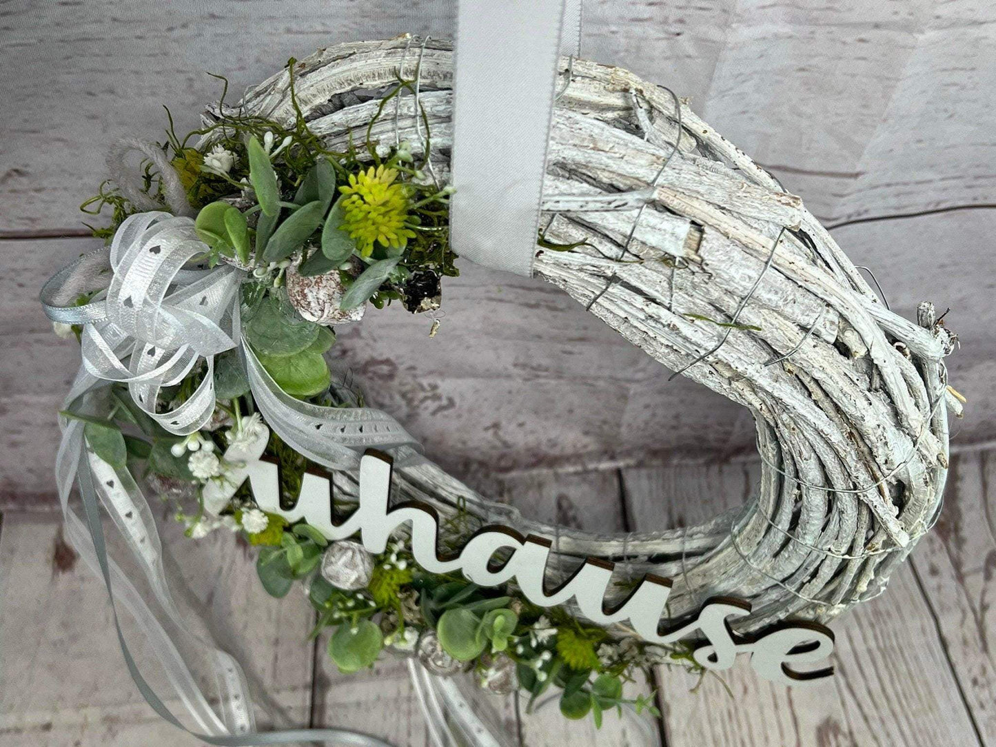 Türkranz Türdeko Türschmuck Frühling Schriftzug Zuhause Modern Tür Schmuck Eukalyptus – handgemacht aus Seiden- und Kunstblumen, langlebig & pflegeleicht von SarahsFlowerStudio