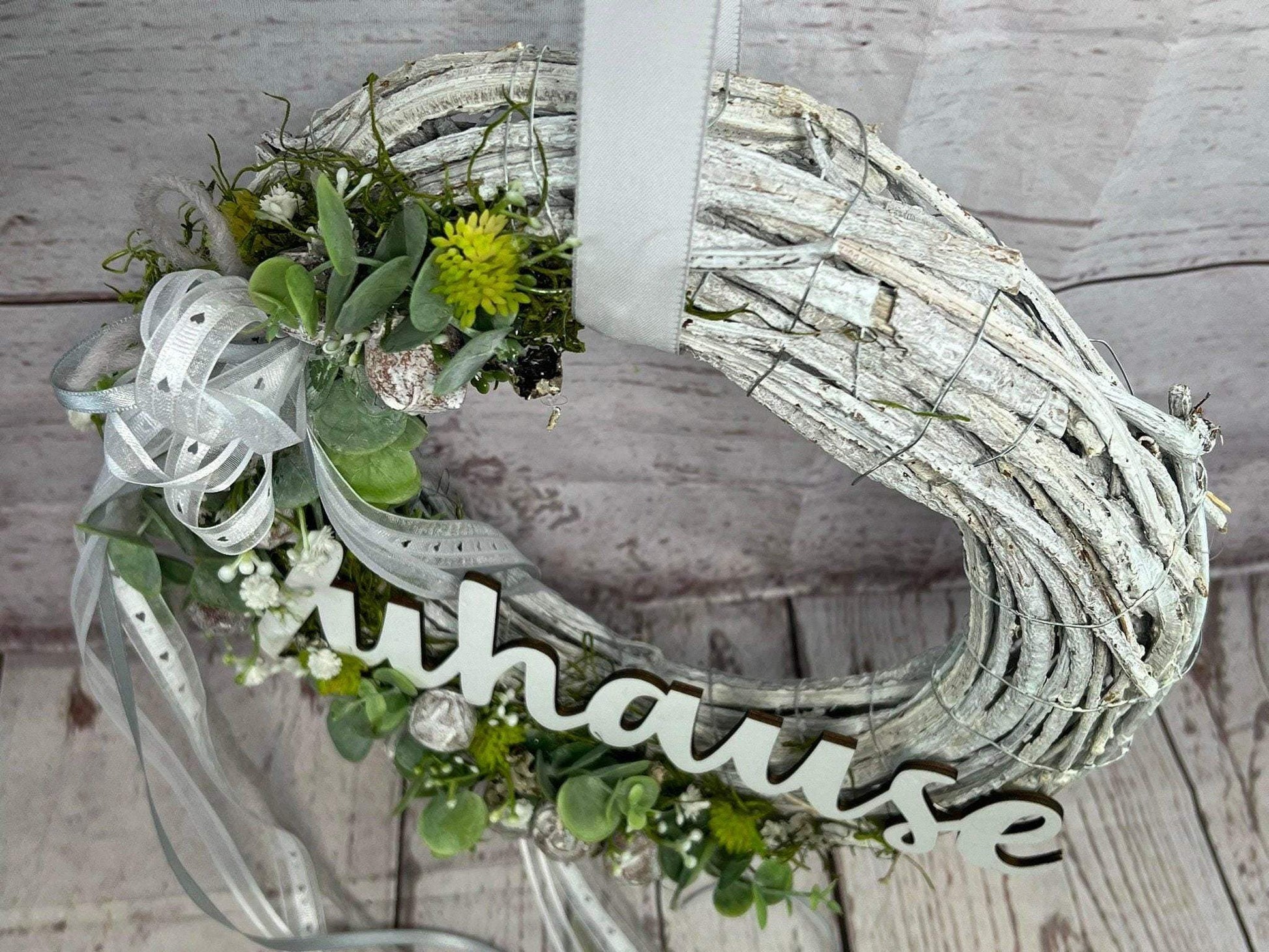 Türkranz Türdeko Türschmuck Frühling Schriftzug Zuhause Modern Tür Schmuck Eukalyptus – handgemacht aus Seiden- und Kunstblumen, langlebig & pflegeleicht von SarahsFlowerStudio
