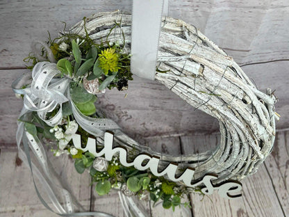 Türkranz Türdeko Türschmuck Frühling Schriftzug Zuhause Modern Tür Schmuck Eukalyptus – handgemacht aus Seiden- und Kunstblumen, langlebig & pflegeleicht von SarahsFlowerStudio