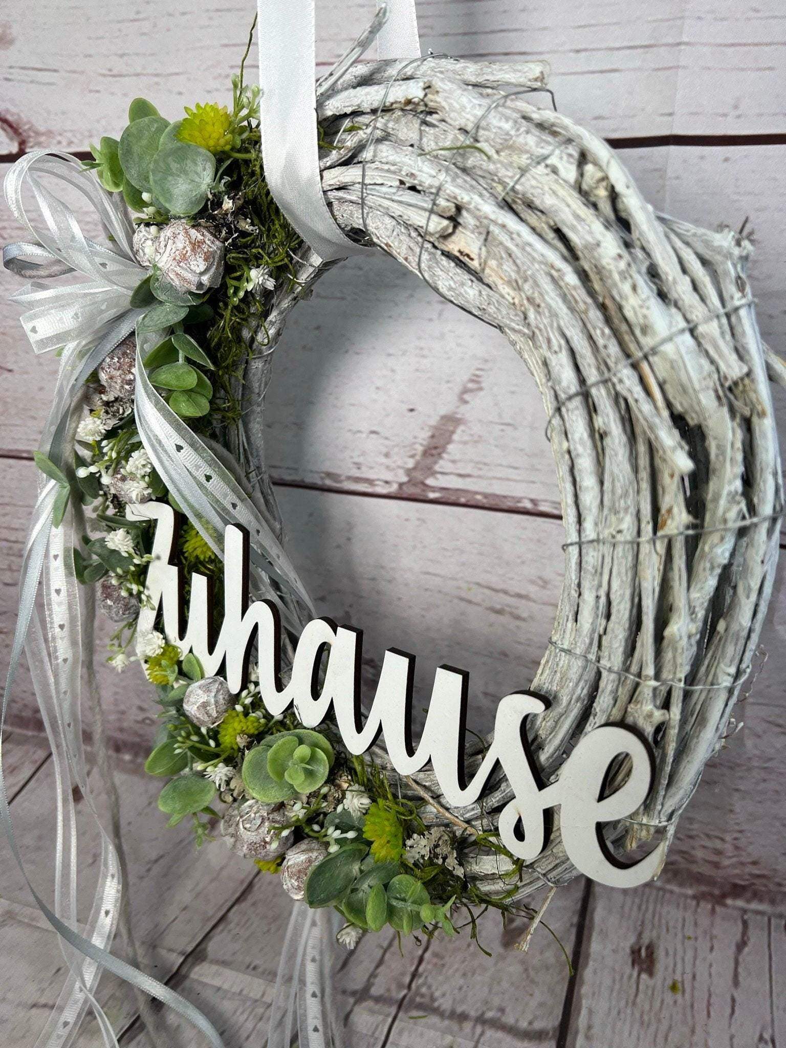Türkranz Türdeko Türschmuck Frühling Schriftzug Zuhause Modern Tür Schmuck Eukalyptus – handgemacht aus Seiden- und Kunstblumen, langlebig & pflegeleicht von SarahsFlowerStudio