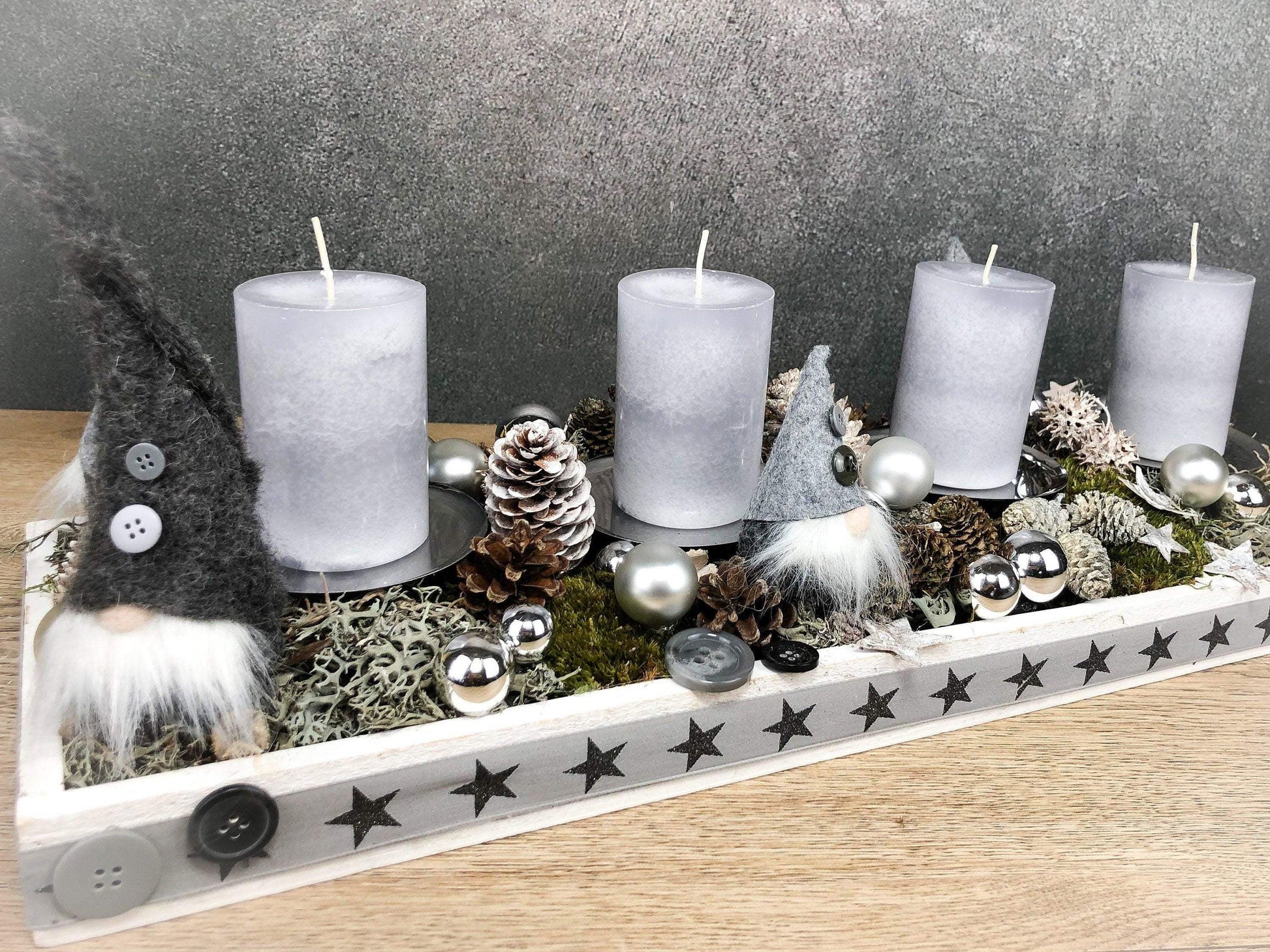 Adventskranz Adventskalender Wichtel Modern Länglich Tablett in zwei Größen L und XL – handgemacht aus Seiden- und Kunstblumen, langlebig & pflegeleicht von SarahsFlowerStudio