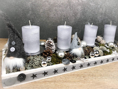 Adventskranz Adventskalender Wichtel Modern Länglich Tablett in zwei Größen L und XL – handgemacht aus Seiden- und Kunstblumen, langlebig & pflegeleicht von SarahsFlowerStudio