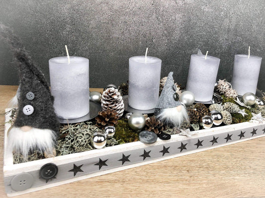 Adventskranz Adventskalender Wichtel Modern Länglich Tablett in zwei Größen L und XL – handgemacht aus Seiden- und Kunstblumen, langlebig & pflegeleicht von SarahsFlowerStudio