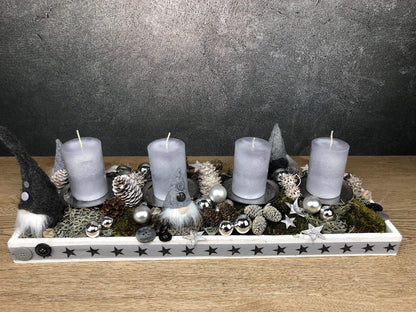 Adventskranz Adventskalender Wichtel Modern Länglich Tablett in zwei Größen L und XL – handgemacht aus Seiden- und Kunstblumen, langlebig & pflegeleicht von SarahsFlowerStudio