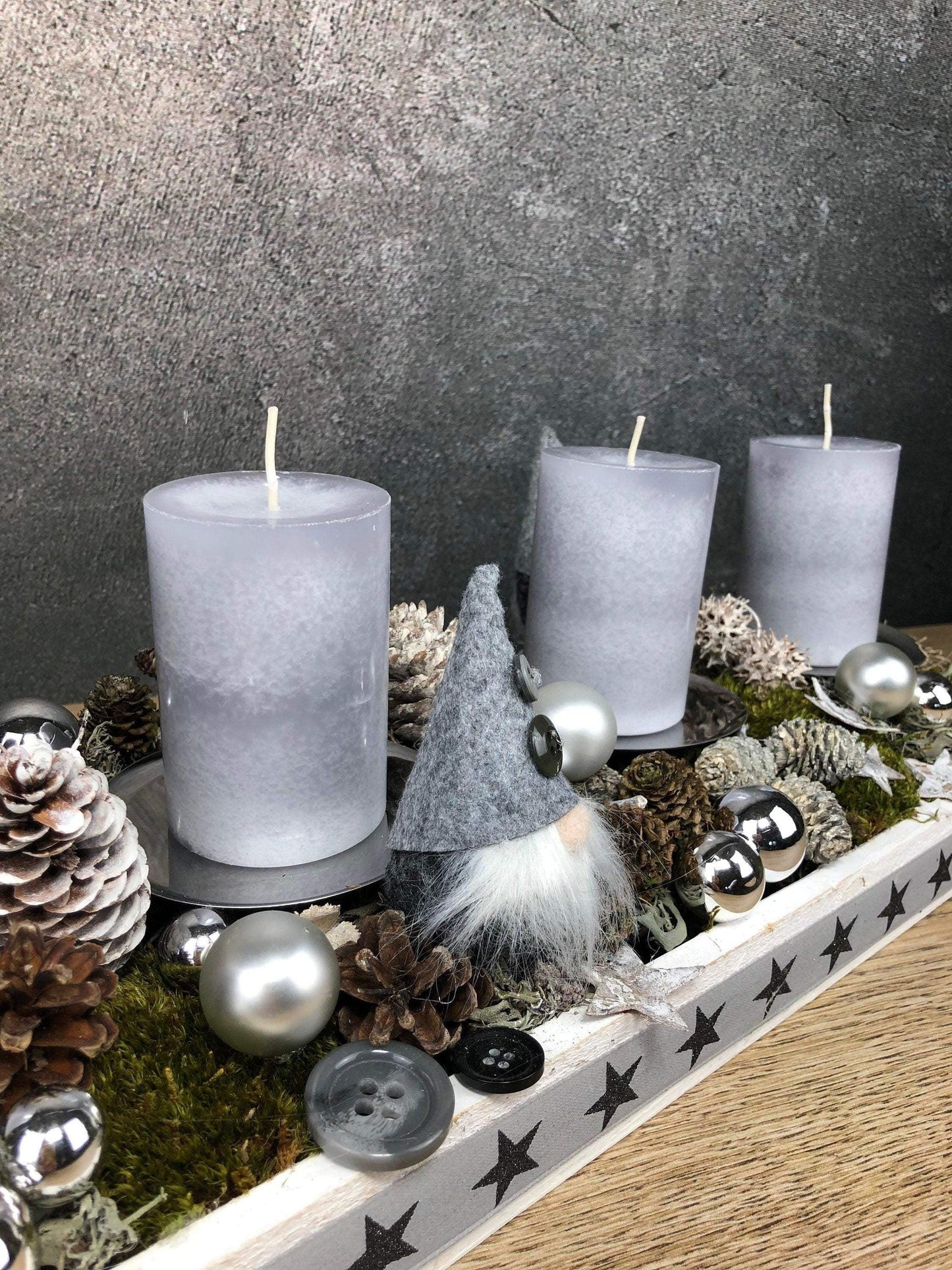 Adventskranz Adventskalender Wichtel Modern Länglich Tablett in zwei Größen L und XL – handgemacht aus Seiden- und Kunstblumen, langlebig & pflegeleicht von SarahsFlowerStudio