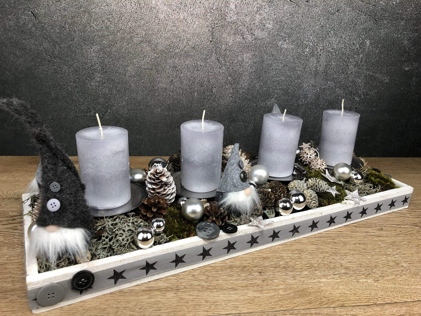Adventskranz Adventskalender Wichtel Modern Länglich Tablett in zwei Größen L und XL – handgemacht aus Seiden- und Kunstblumen, langlebig & pflegeleicht von SarahsFlowerStudio