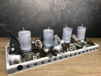 Adventskranz Adventskalender Wichtel Modern Länglich Tablett in zwei Größen L und XL – handgemacht aus Seiden- und Kunstblumen, langlebig & pflegeleicht von SarahsFlowerStudio