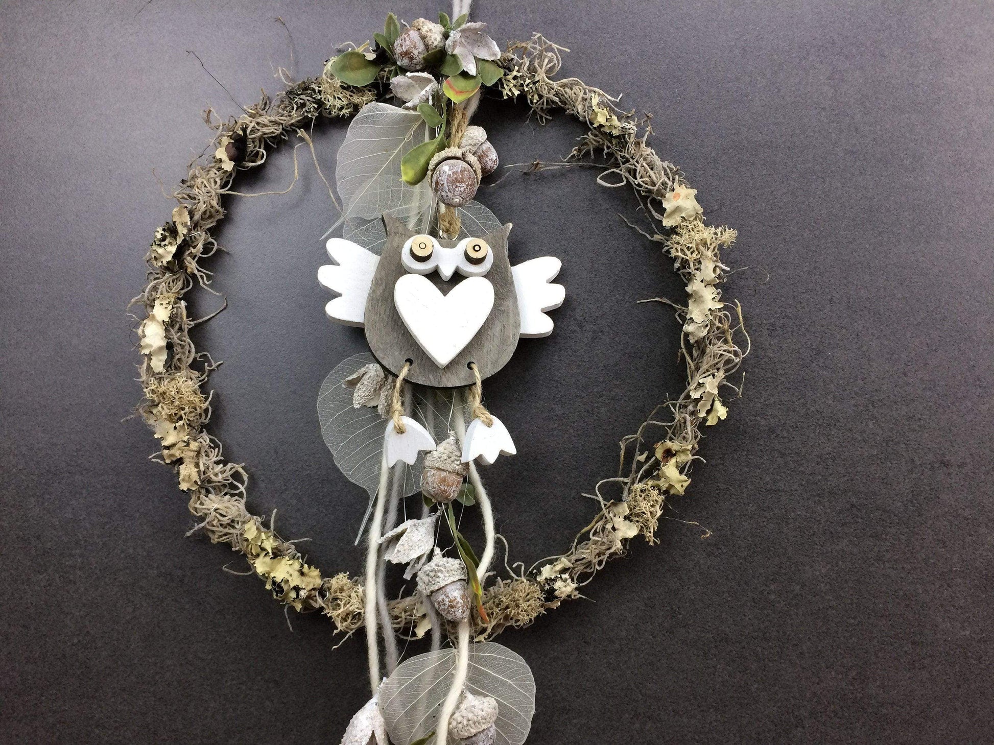 Türkranz Herbst Herbstlich Türschmuck Modern Eule Wunschgröße Tür Schmuck ganzjährig Boho Eicheln Filz Natur Moos Skelettblätter Buchecker – handgemacht aus Seiden- und Kunstblumen, langlebig & pflegeleicht von SarahsFlowerStudio