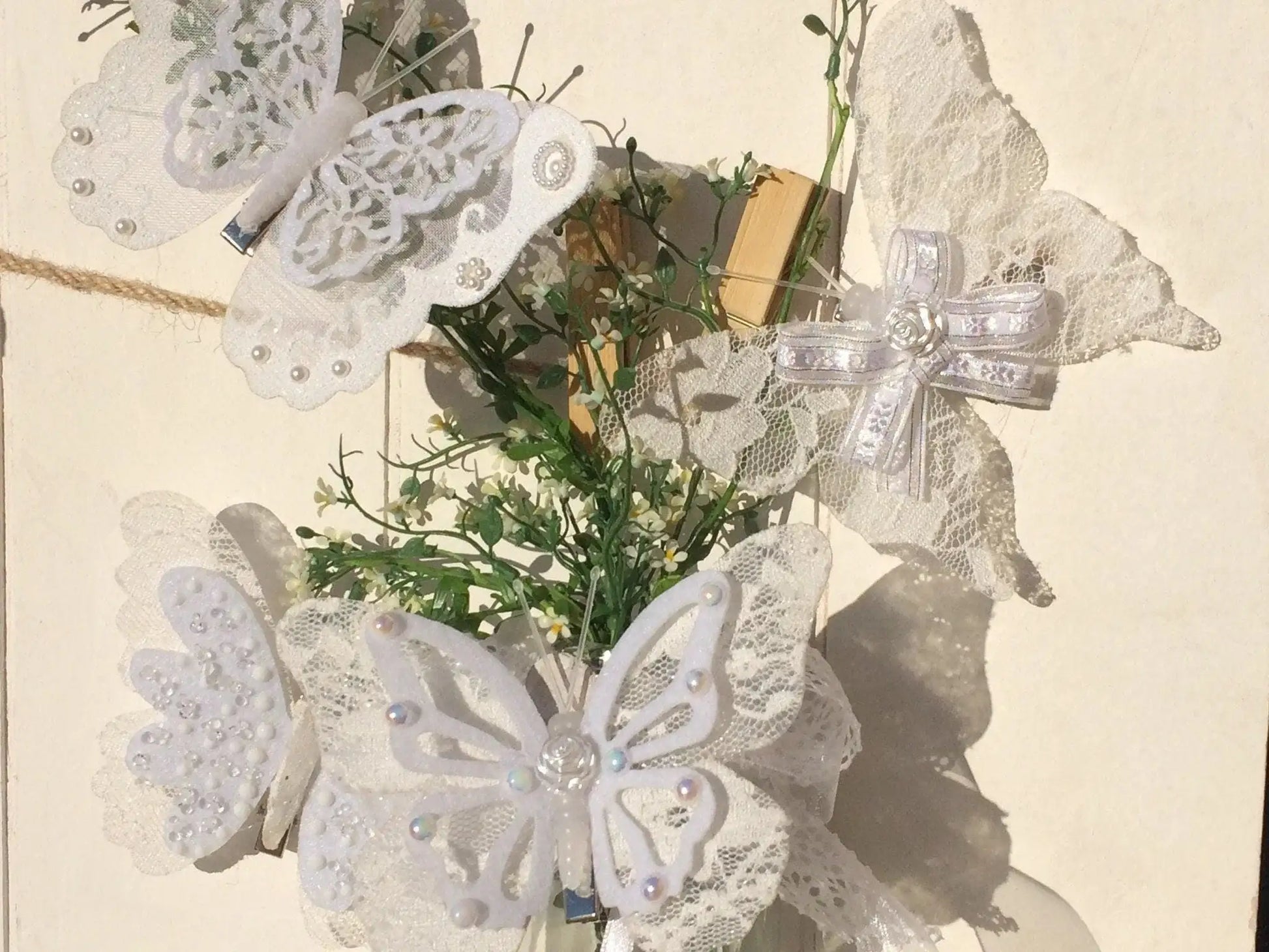 4 Schmetterlinge Weiß Spitze Perlen – handgemacht aus Seiden- und Kunstblumen, langlebig & pflegeleicht von SarahsFlowerStudio