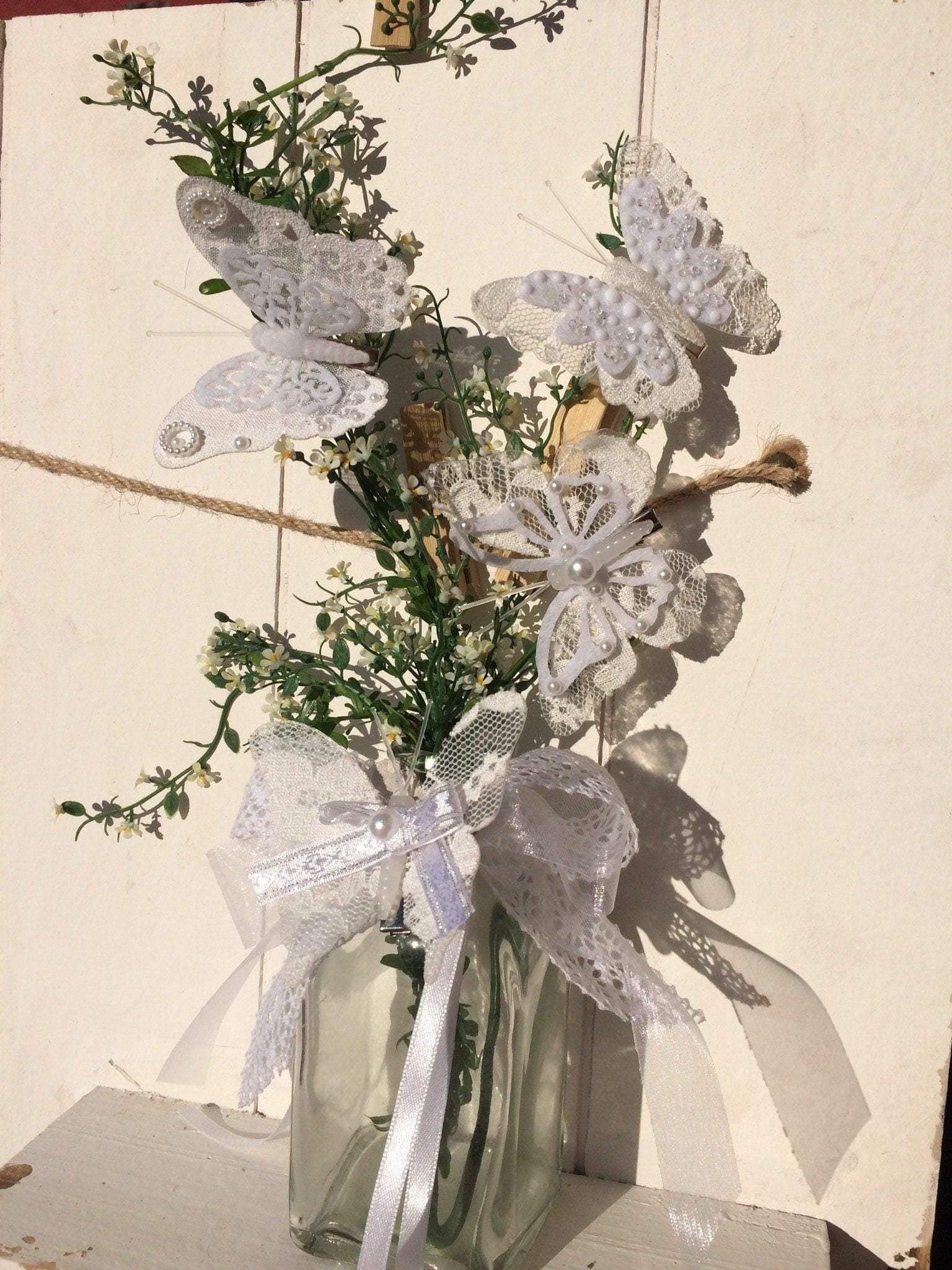 4 Schmetterlinge Weiß Spitze Perlen – handgemacht aus Seiden- und Kunstblumen, langlebig & pflegeleicht von SarahsFlowerStudio