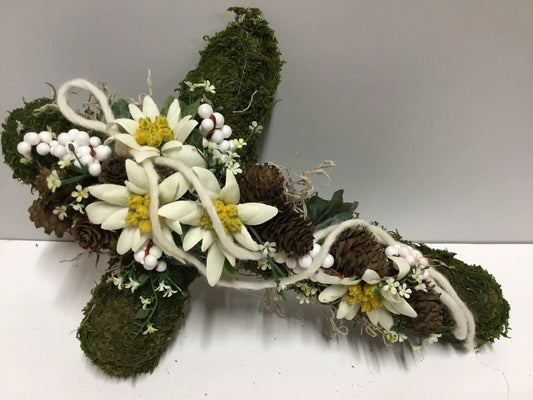 Grabgesteck Grabschmuck Urnengrab Gesteck Grab Allerheiligen Edelweiß Mooskreuz Kreuz Rose Grave Arrangument grave flowers longlasting – handgemacht aus Seiden- und Kunstblumen, langlebig & pflegeleicht von SarahsFlowerStudio
