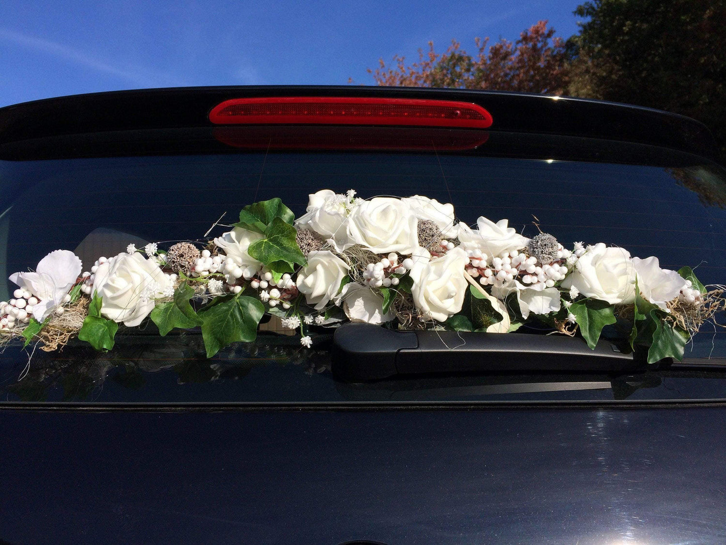 Autoschmuck Autodekoration Autoblumenschmuck Gesteck klein 60cm Wunschfarbe Hochzeit Kutschen Schmuck Kutschendeko Kutsche Wedding – handgemacht aus Seiden- und Kunstblumen, langlebig & pflegeleicht von SarahsFlowerStudio