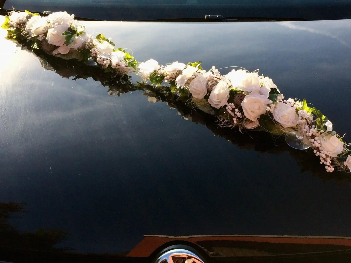 Autoschmuck Autodekoration Autoblumenschmuck Gesteck klein 60cm Wunschfarbe Hochzeit Kutschen Schmuck Kutschendeko Kutsche Wedding – handgemacht aus Seiden- und Kunstblumen, langlebig & pflegeleicht von SarahsFlowerStudio