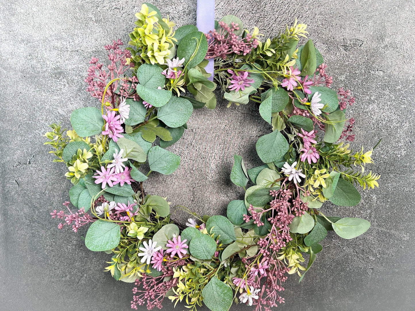 Türkranz Eukalyptus Künstlich 45cm Kranz modern Eukalyptus Euka Türdeko Türschmuck Tischdeko Tür Schmuck Herbst – handgemacht aus Seiden- und Kunstblumen, langlebig & pflegeleicht von SarahsFlowerStudio