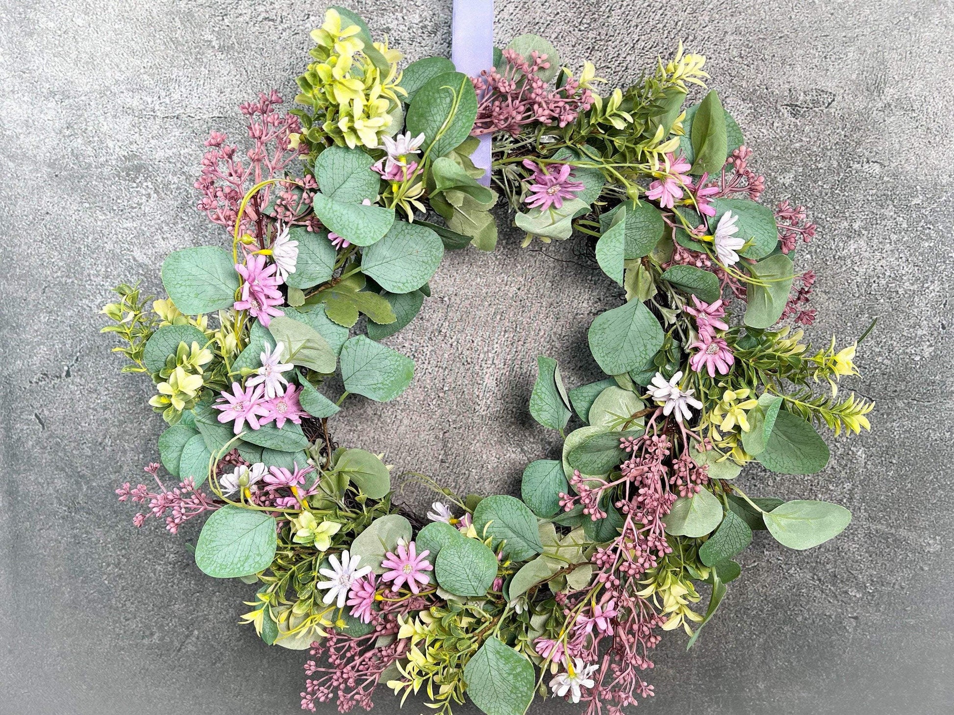 Türkranz Eukalyptus Künstlich 45cm Kranz modern Eukalyptus Euka Türdeko Türschmuck Tischdeko Tür Schmuck Herbst – handgemacht aus Seiden- und Kunstblumen, langlebig & pflegeleicht von SarahsFlowerStudio