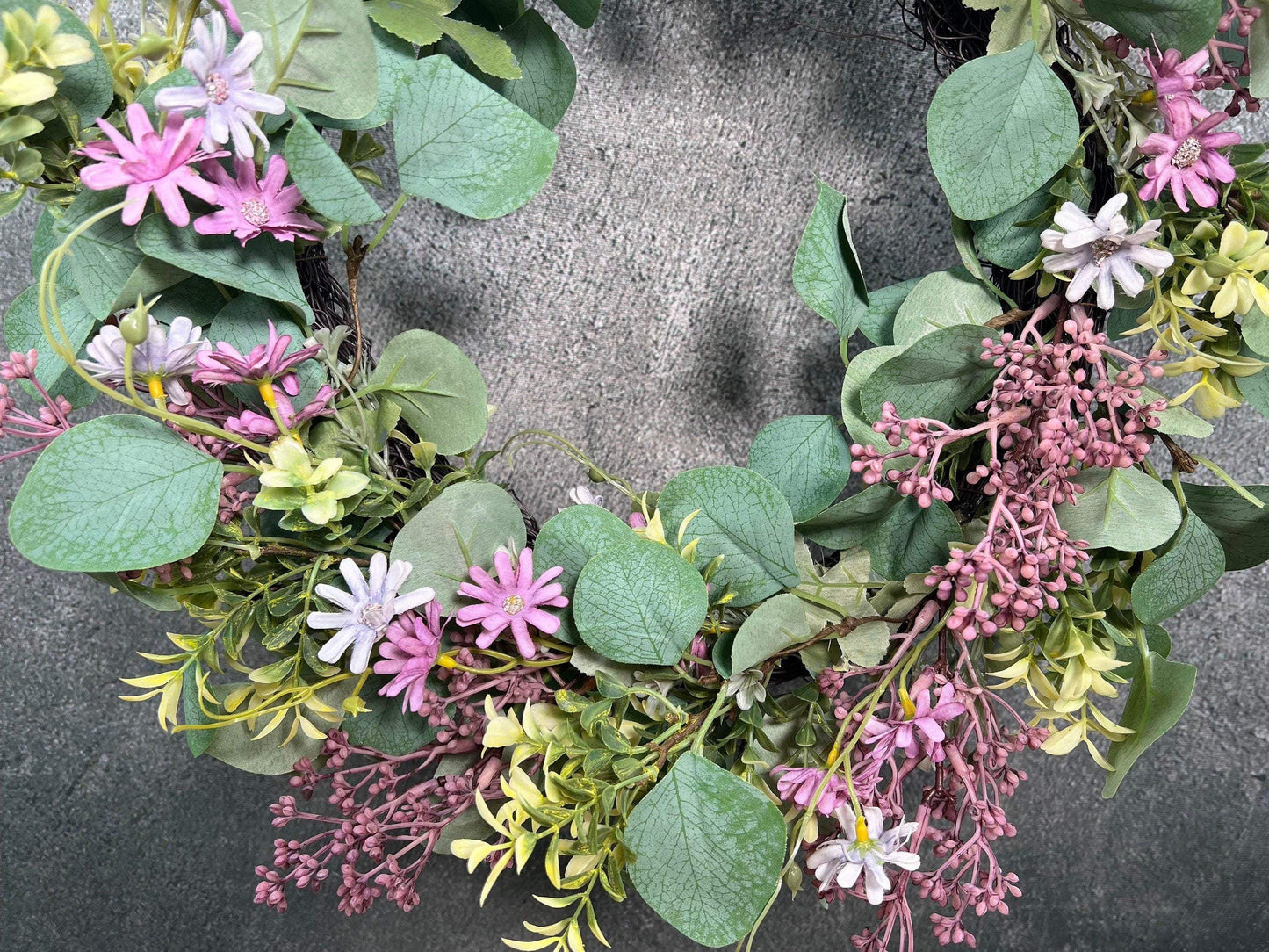 Türkranz Eukalyptus Künstlich 45cm Kranz modern Eukalyptus Euka Türdeko Türschmuck Tischdeko Tür Schmuck Herbst – handgemacht aus Seiden- und Kunstblumen, langlebig & pflegeleicht von SarahsFlowerStudio