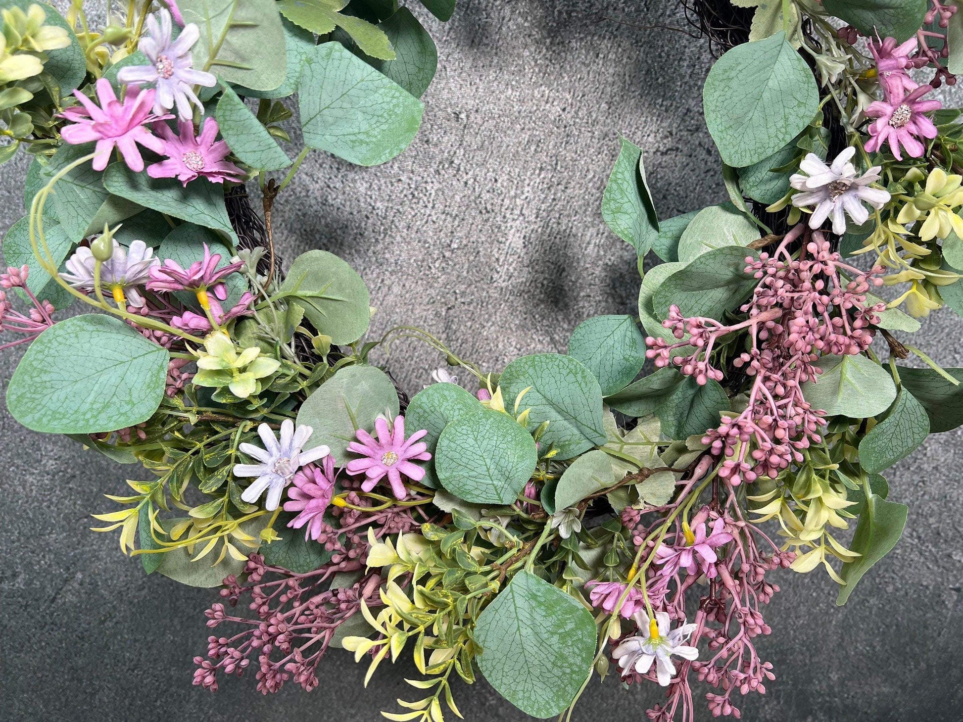 Türkranz Eukalyptus Künstlich 45cm Kranz modern Eukalyptus Euka Türdeko Türschmuck Tischdeko Tür Schmuck Herbst – handgemacht aus Seiden- und Kunstblumen, langlebig & pflegeleicht von SarahsFlowerStudio
