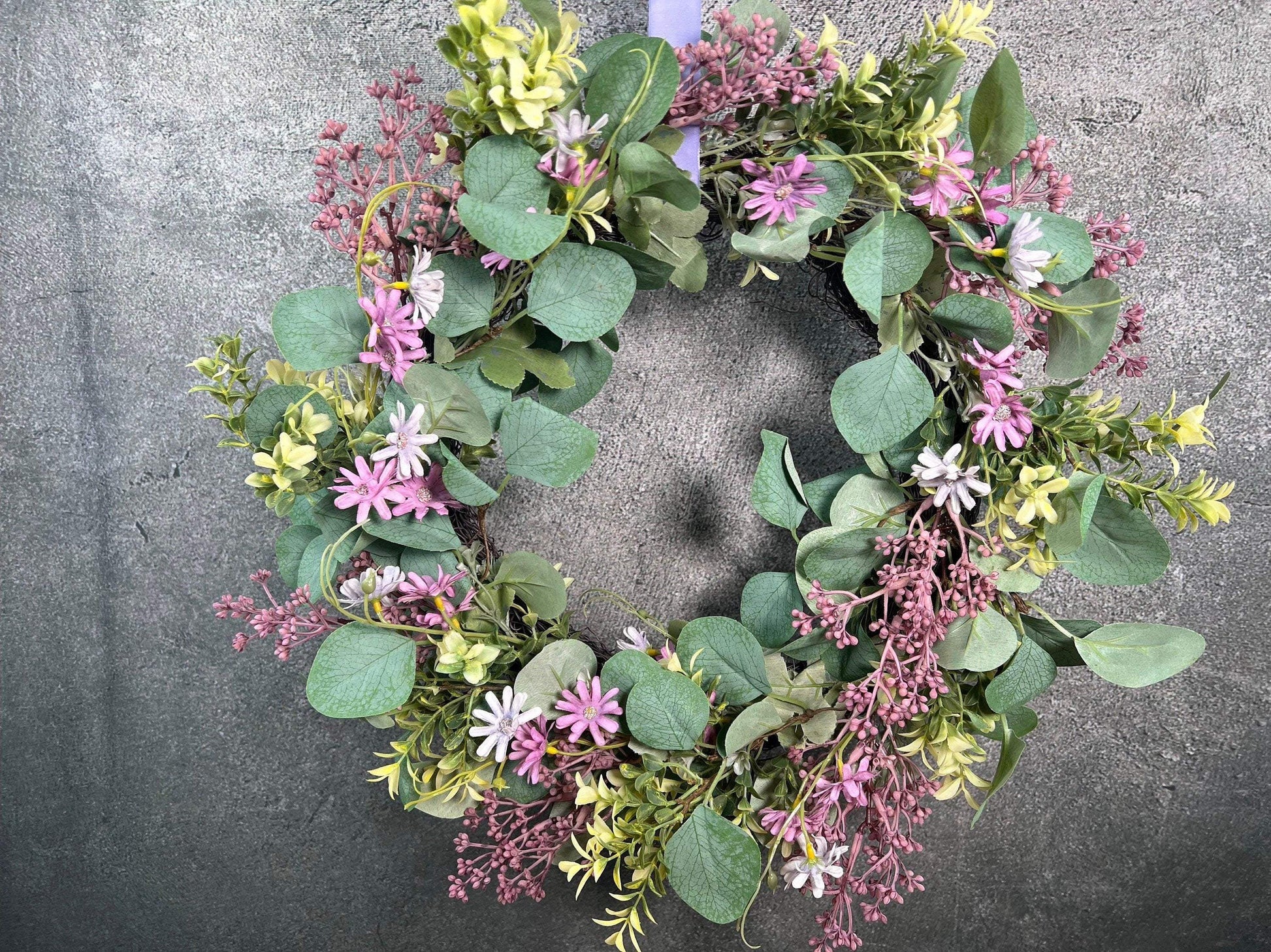 Türkranz Eukalyptus Künstlich 45cm Kranz modern Eukalyptus Euka Türdeko Türschmuck Tischdeko Tür Schmuck Herbst – handgemacht aus Seiden- und Kunstblumen, langlebig & pflegeleicht von SarahsFlowerStudio