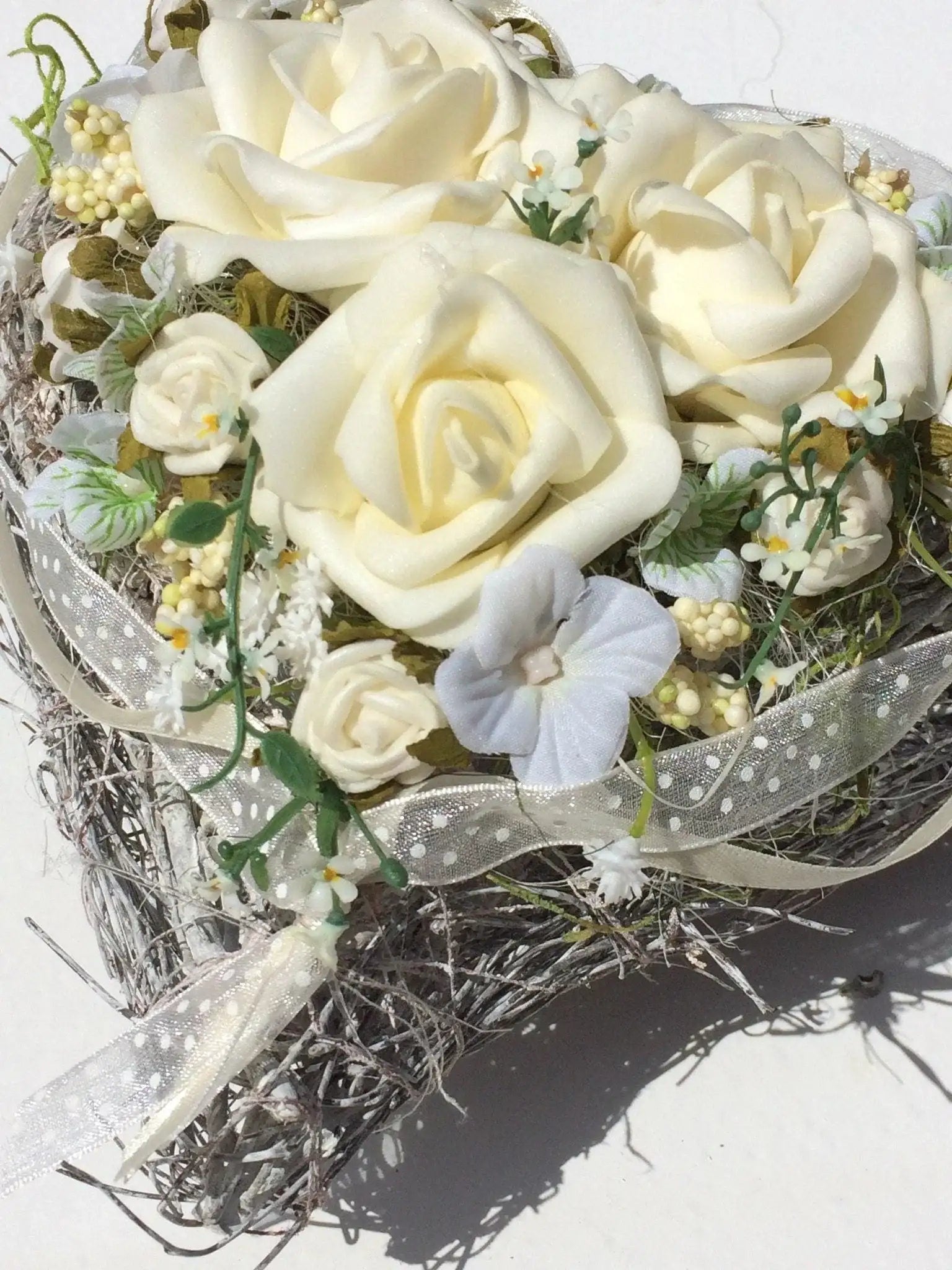 Grabgesteck Grabschmuck Rose Hortensie Schleierkraut Herz Beeren Spitze Band Rebe Grabdekoration Grabschmuck Allerheiligen – handgemacht aus Seiden- und Kunstblumen, langlebig & pflegeleicht von SarahsFlowerStudio