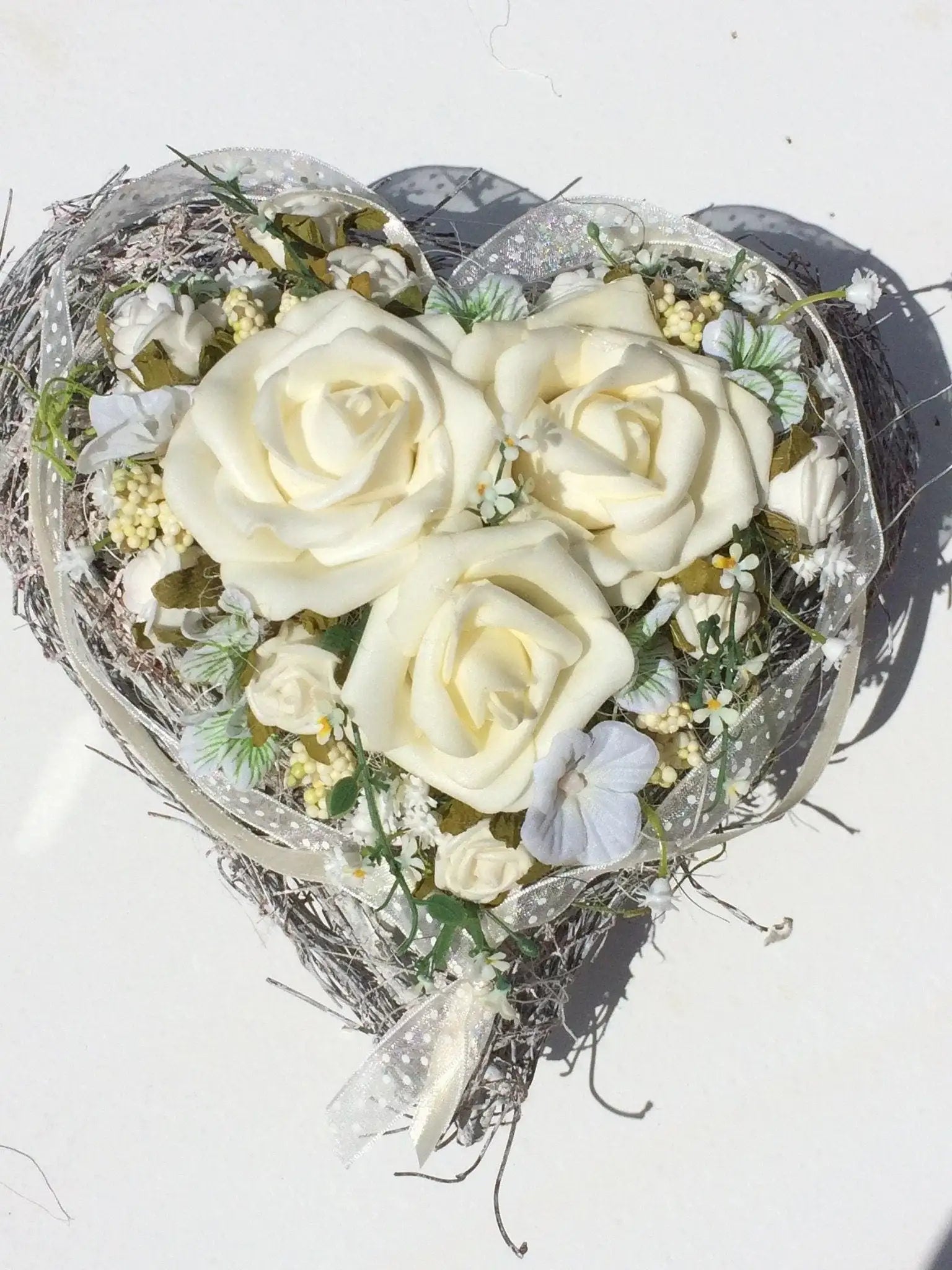 Grabgesteck Grabschmuck Rose Hortensie Schleierkraut Herz Beeren Spitze Band Rebe Grabdekoration Grabschmuck Allerheiligen – handgemacht aus Seiden- und Kunstblumen, langlebig & pflegeleicht von SarahsFlowerStudio