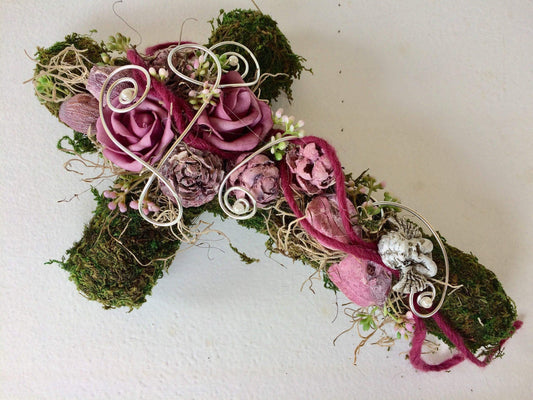 Grabgesteck Grabschmuck Urnengrab Gesteck Grab Allerheiligen Mooskreuz Kreuz Rose Grave Arrangument grave flowers longlasting – handgemacht aus Seiden- und Kunstblumen, langlebig & pflegeleicht von SarahsFlowerStudio