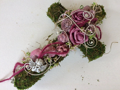Grabgesteck Grabschmuck Urnengrab Gesteck Grab Allerheiligen Mooskreuz Kreuz Rose Grave Arrangument grave flowers longlasting – handgemacht aus Seiden- und Kunstblumen, langlebig & pflegeleicht von SarahsFlowerStudio