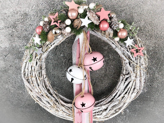 Türkranz Stern Advent Kranz Rosa Glocken Schellen Glöckchen Türdekoration Weihnachten Weidenkranz – handgemacht aus Seiden- und Kunstblumen, langlebig & pflegeleicht von SarahsFlowerStudio
