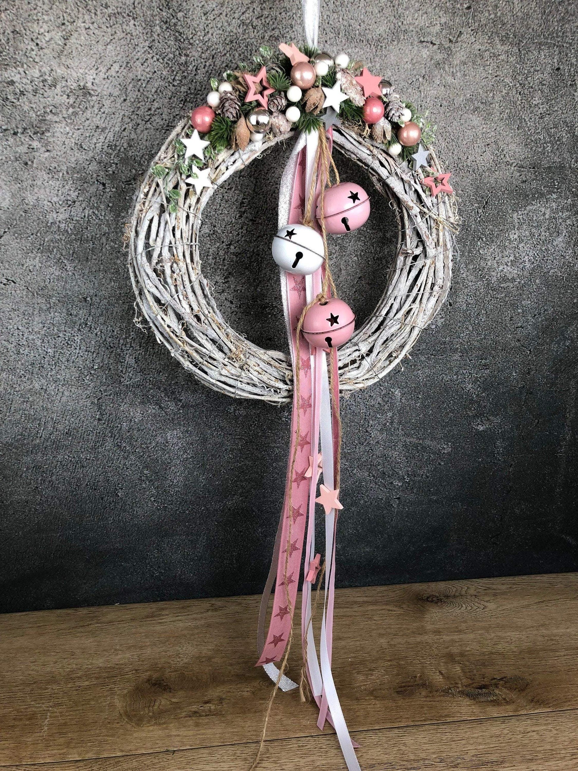 Türkranz Stern Advent Kranz Rosa Glocken Schellen Glöckchen Türdekoration Weihnachten Weidenkranz – handgemacht aus Seiden- und Kunstblumen, langlebig & pflegeleicht von SarahsFlowerStudio