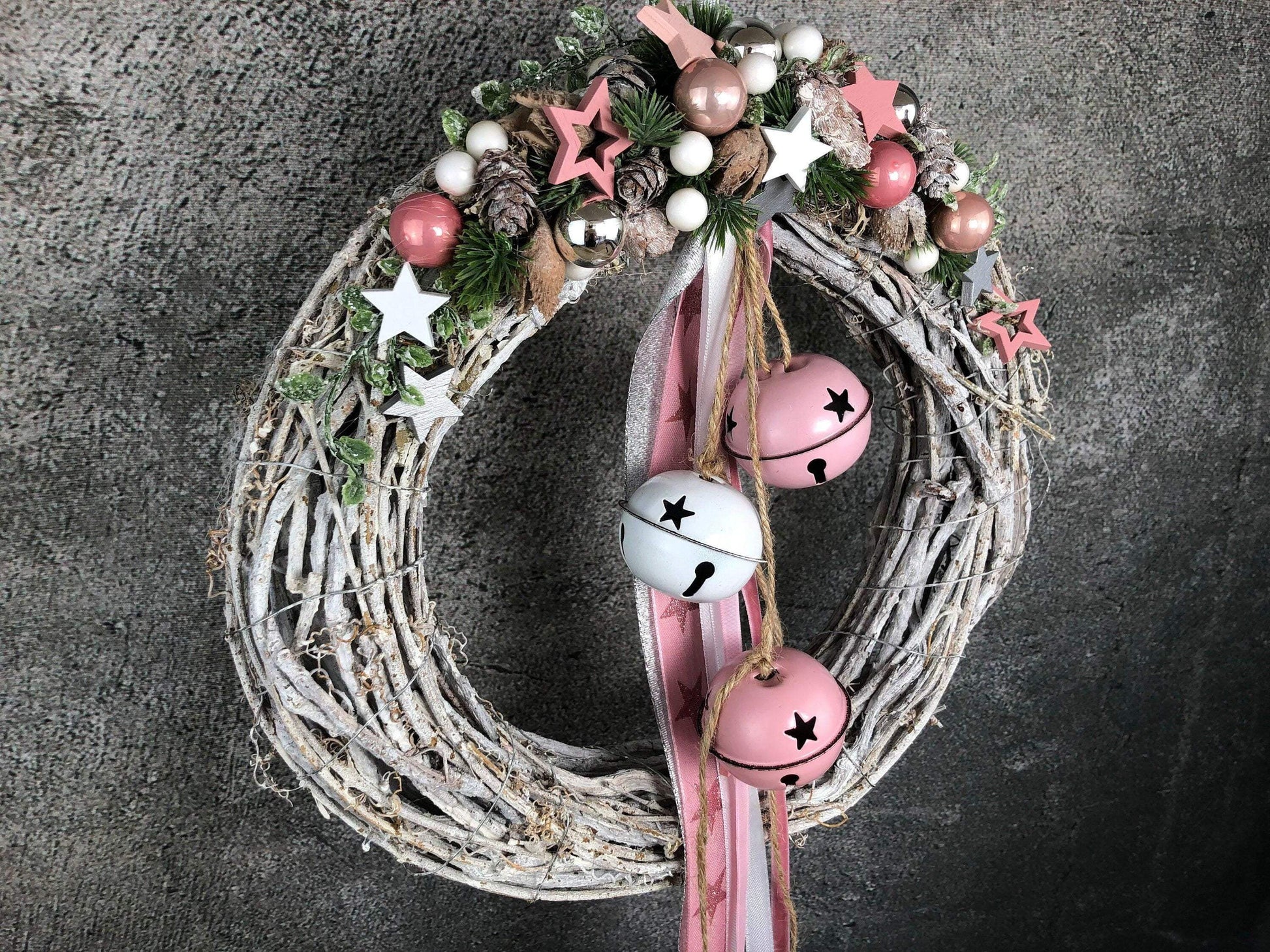 Türkranz Stern Advent Kranz Rosa Glocken Schellen Glöckchen Türdekoration Weihnachten Weidenkranz – handgemacht aus Seiden- und Kunstblumen, langlebig & pflegeleicht von SarahsFlowerStudio