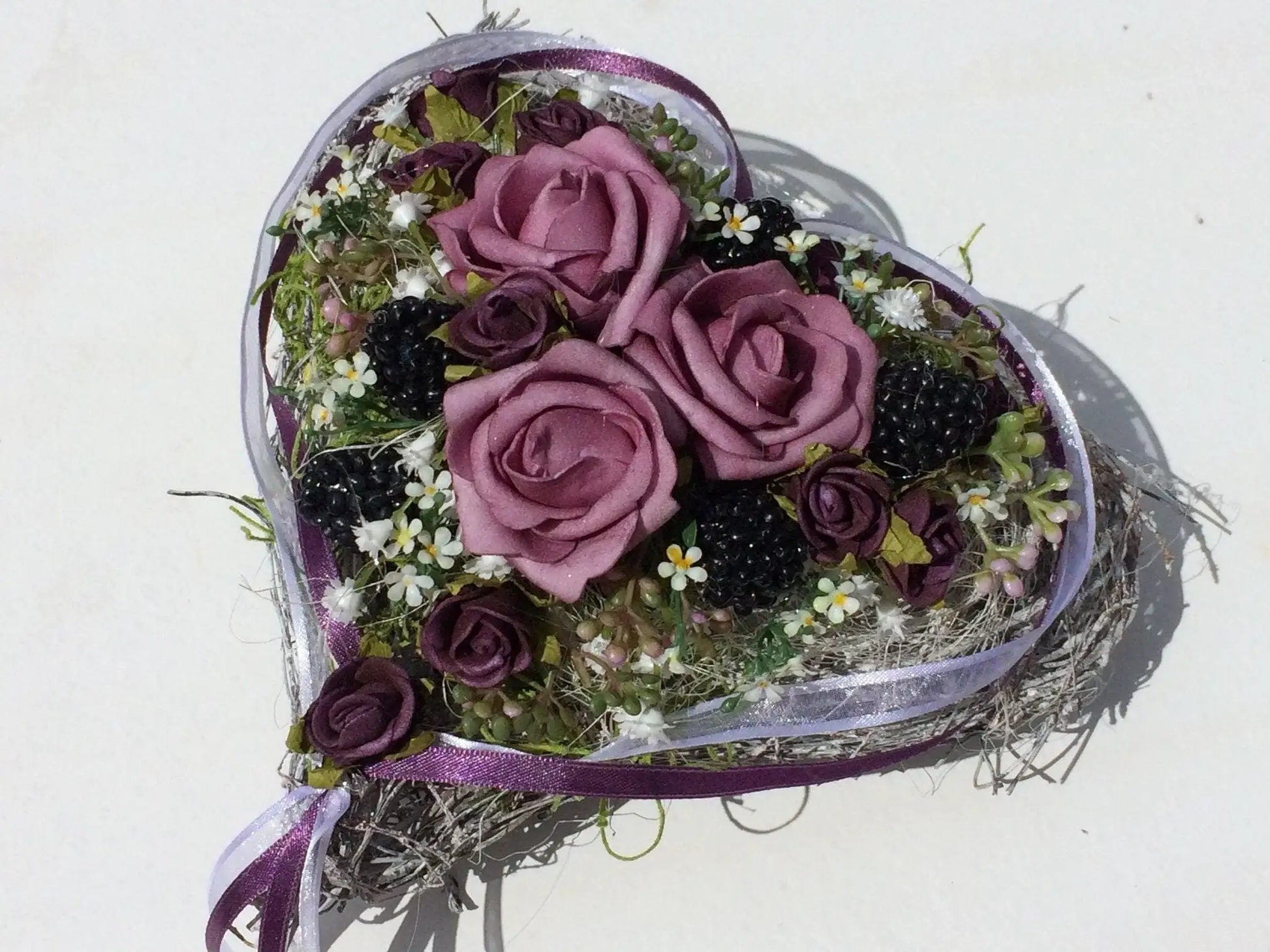 Grabgesteck Grabschmuck Rose Brombeeren Lila Herz Grab Band Schleierkraut Rosen Grabdekoration Grabschmuck Allerheiligen – handgemacht aus Seiden- und Kunstblumen, langlebig & pflegeleicht von SarahsFlowerStudio