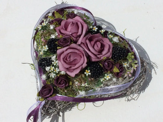 Grabgesteck Grabschmuck Rose Brombeeren Lila Herz Grab Band Schleierkraut Rosen Grabdekoration Grabschmuck Allerheiligen – handgemacht aus Seiden- und Kunstblumen, langlebig & pflegeleicht von SarahsFlowerStudio