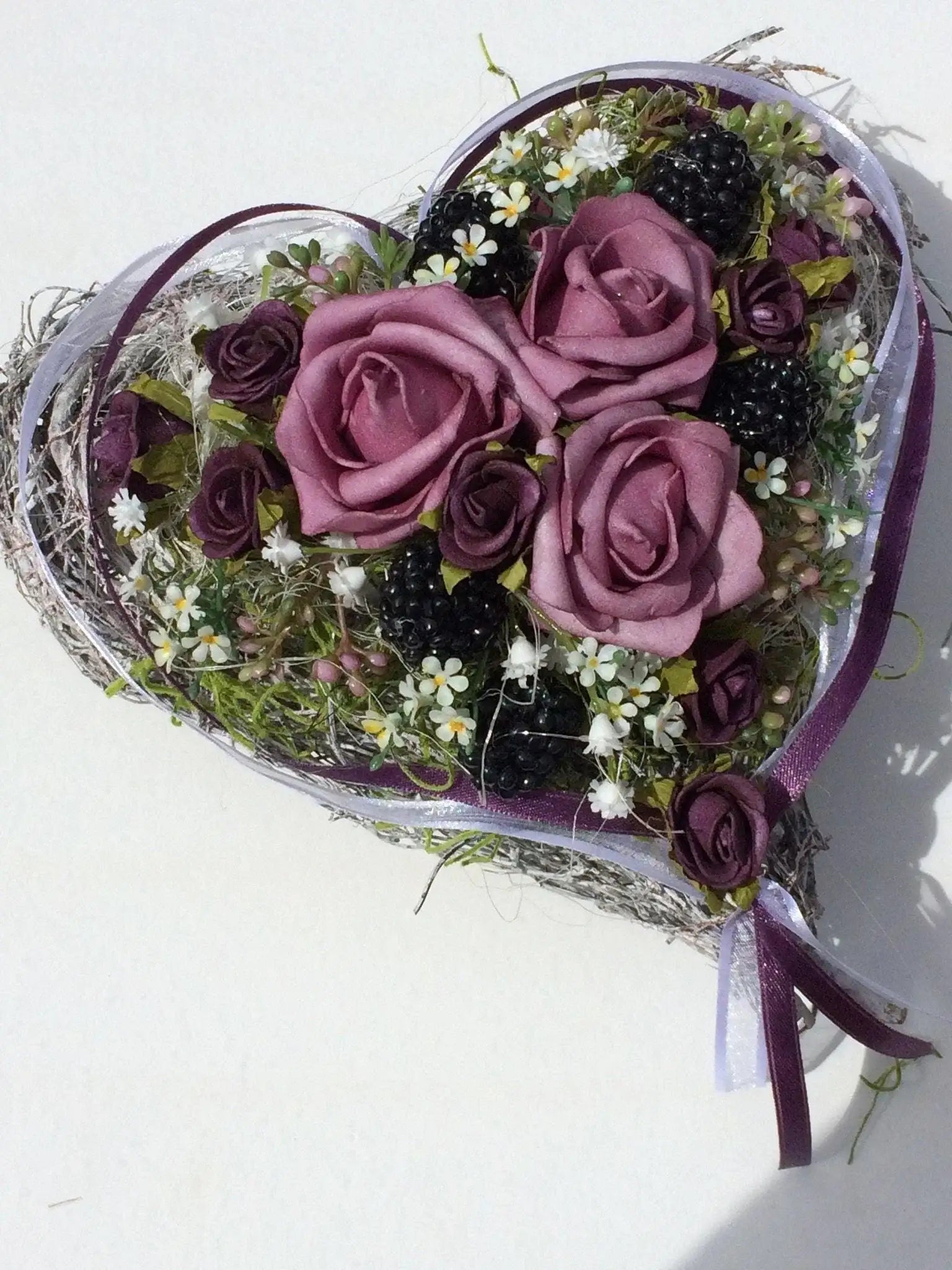 Grabgesteck Grabschmuck Rose Brombeeren Lila Herz Grab Band Schleierkraut Rosen Grabdekoration Grabschmuck Allerheiligen – handgemacht aus Seiden- und Kunstblumen, langlebig & pflegeleicht von SarahsFlowerStudio