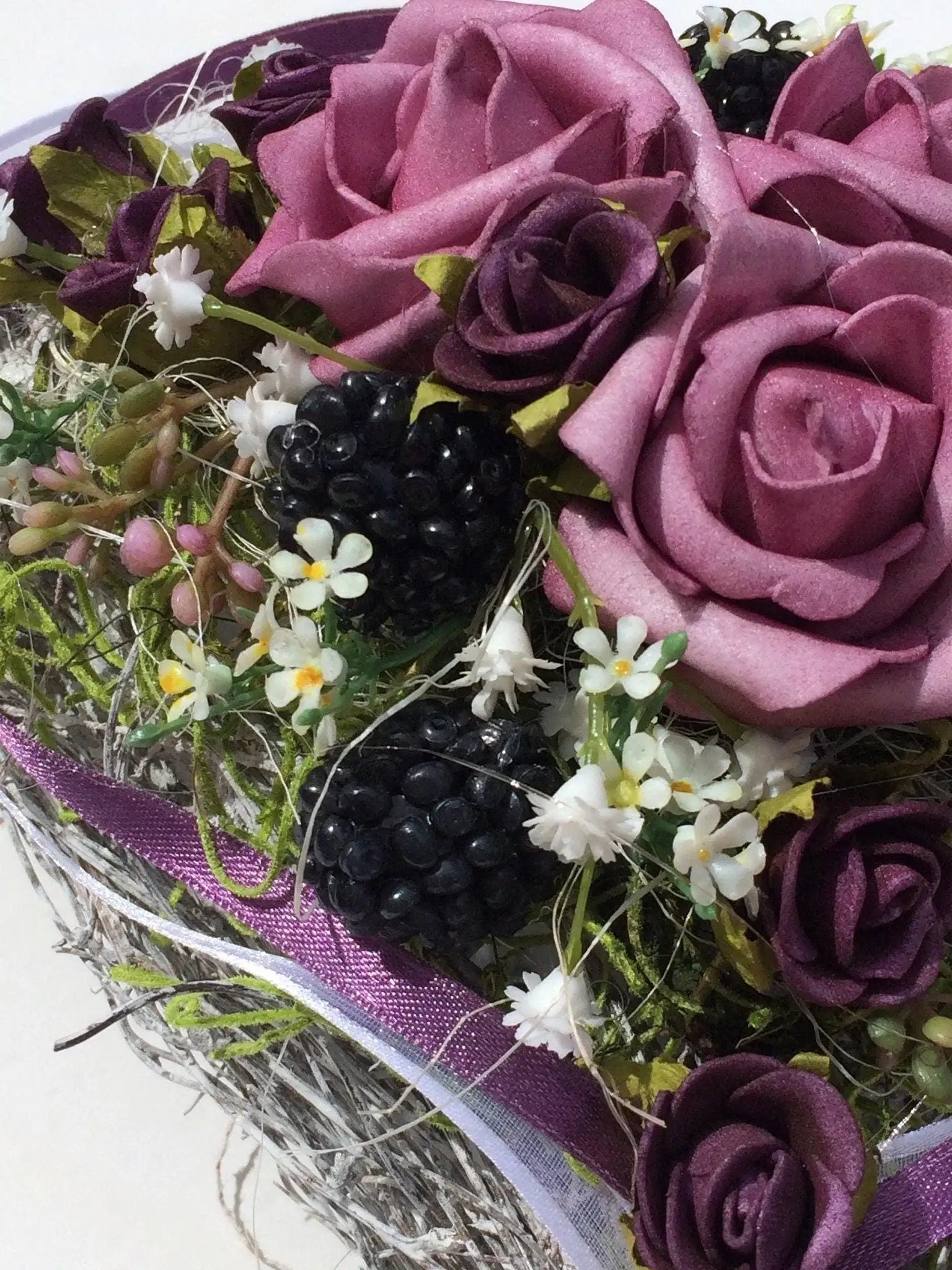 Grabgesteck Grabschmuck Rose Brombeeren Lila Herz Grab Band Schleierkraut Rosen Grabdekoration Grabschmuck Allerheiligen – handgemacht aus Seiden- und Kunstblumen, langlebig & pflegeleicht von SarahsFlowerStudio