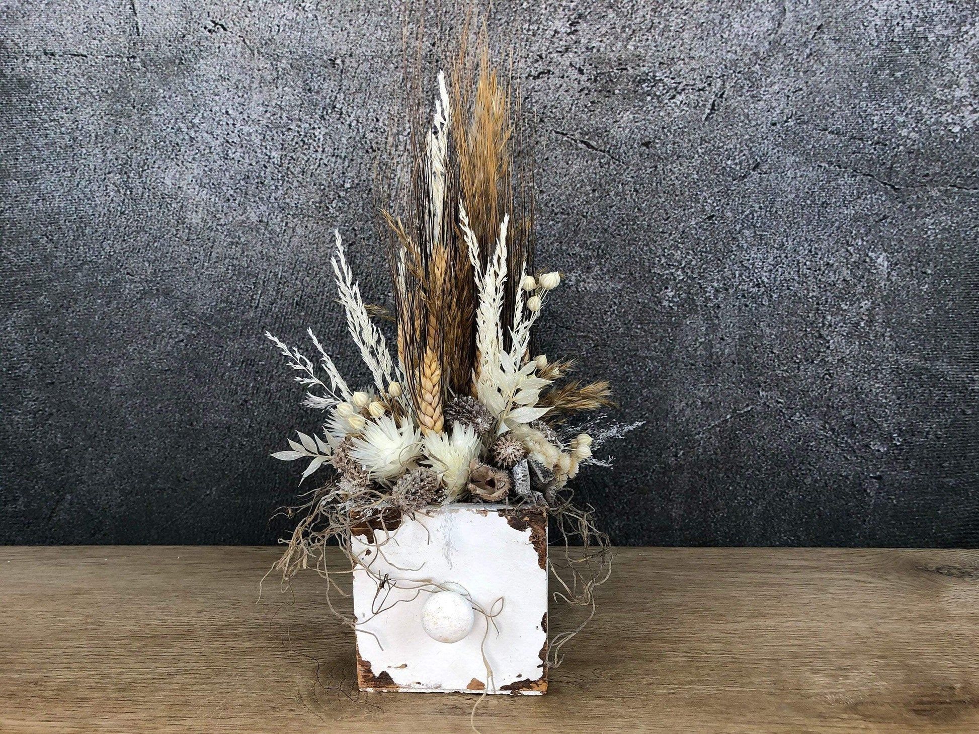 Tischdeko Blumen Tischgesteck Kerze Schublade Gräser Trockenblumen Trockenmaterial Natur natürlich dried bouquet dried Flowers – handgemacht aus Seiden- und Kunstblumen, langlebig & pflegeleicht von SarahsFlowerStudio