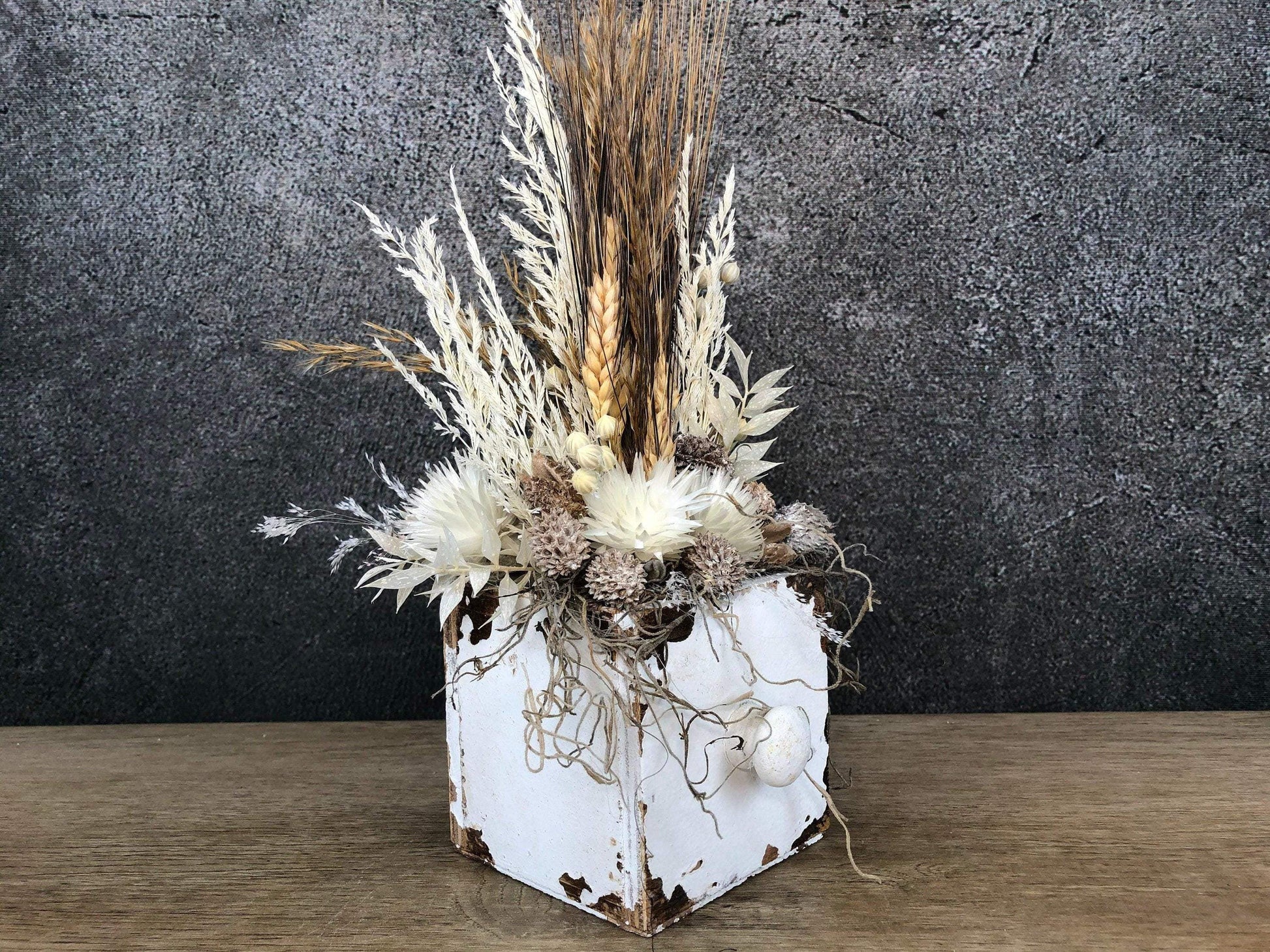 Tischdeko Blumen Tischgesteck Kerze Schublade Gräser Trockenblumen Trockenmaterial Natur natürlich dried bouquet dried Flowers – handgemacht aus Seiden- und Kunstblumen, langlebig & pflegeleicht von SarahsFlowerStudio